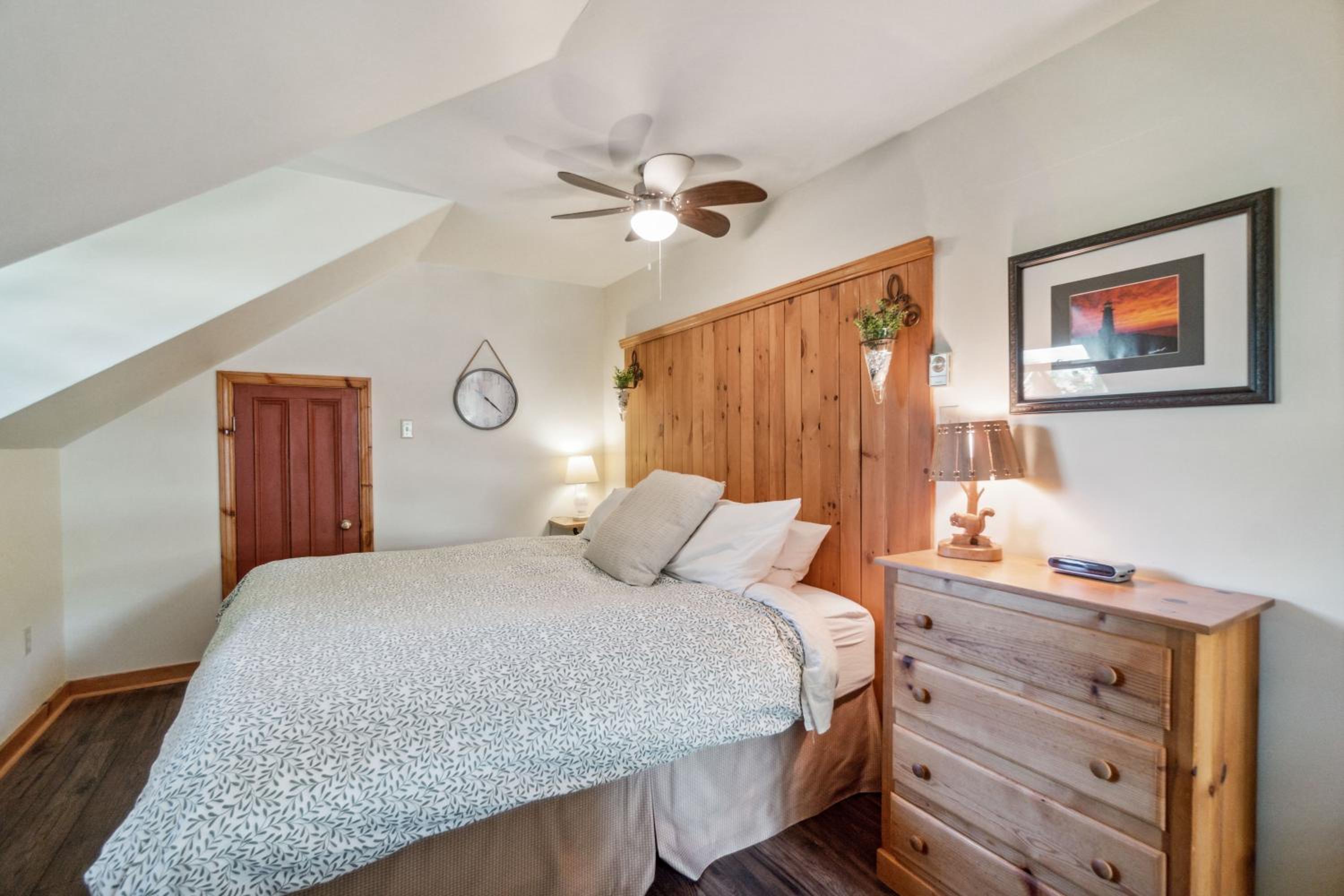 Deluxe King Suite photo 2