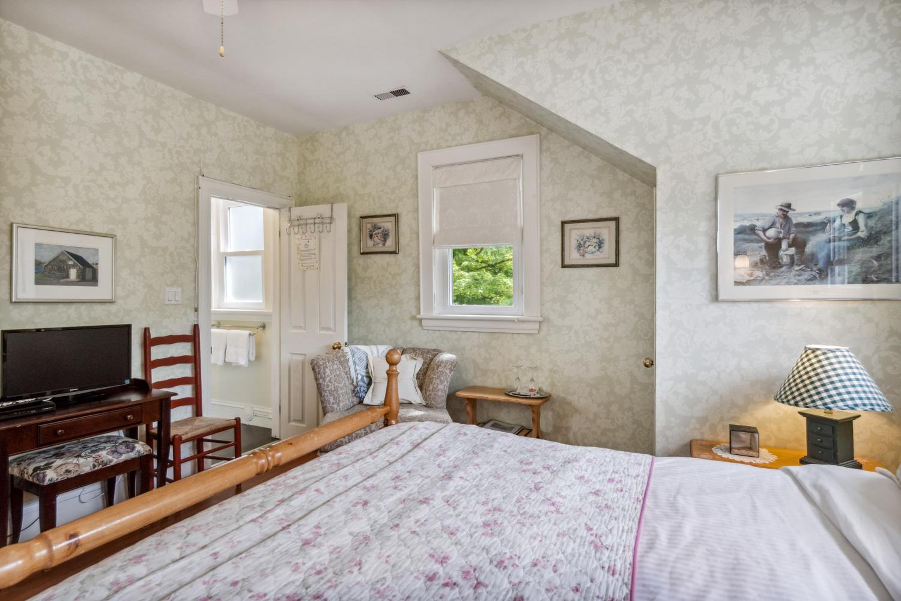 Queen Room photo 2