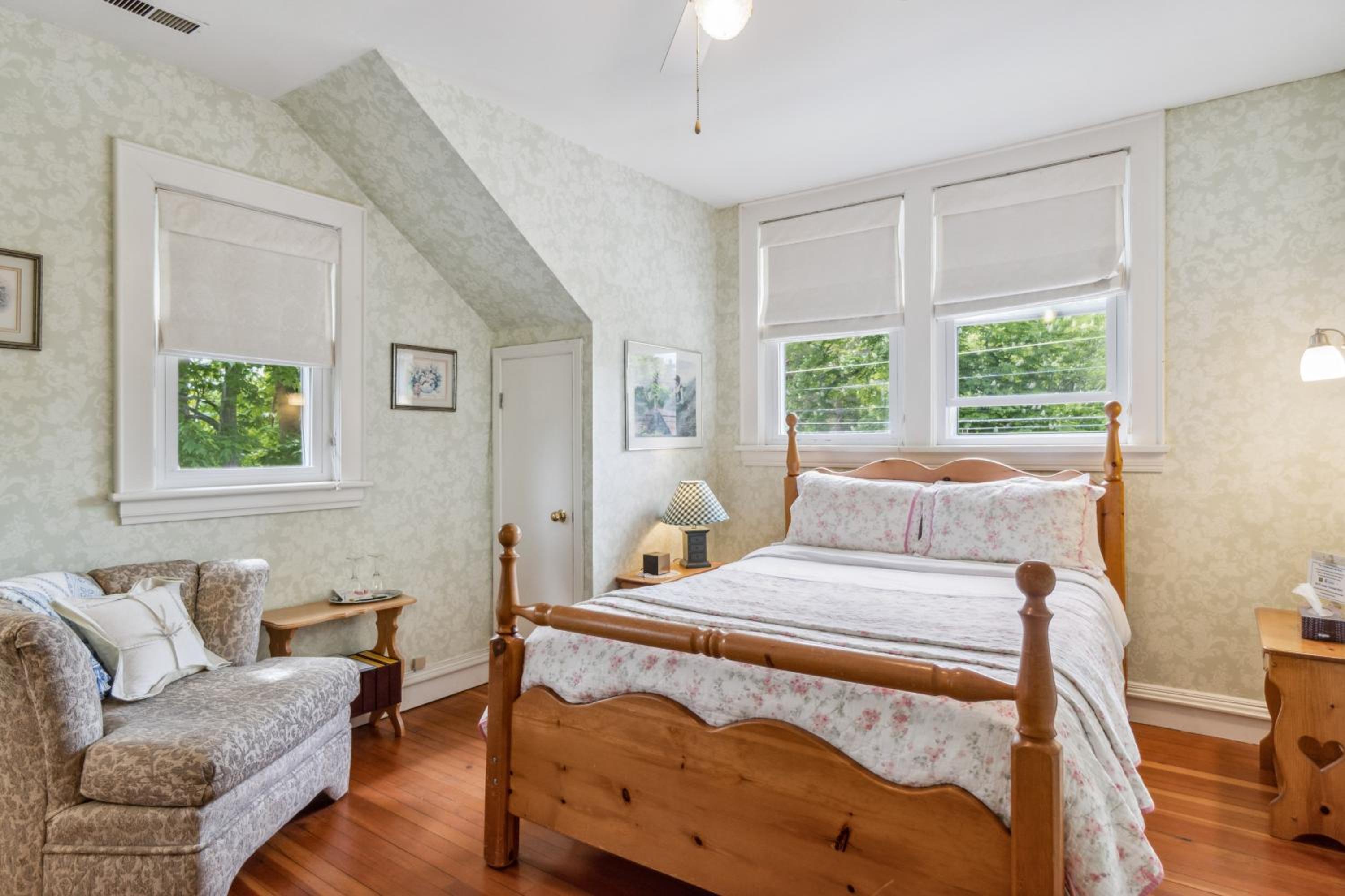 Queen Room photo 1