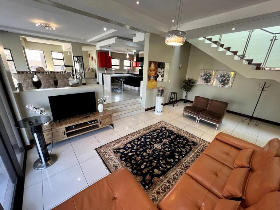 Five-Bedroom House photo 1