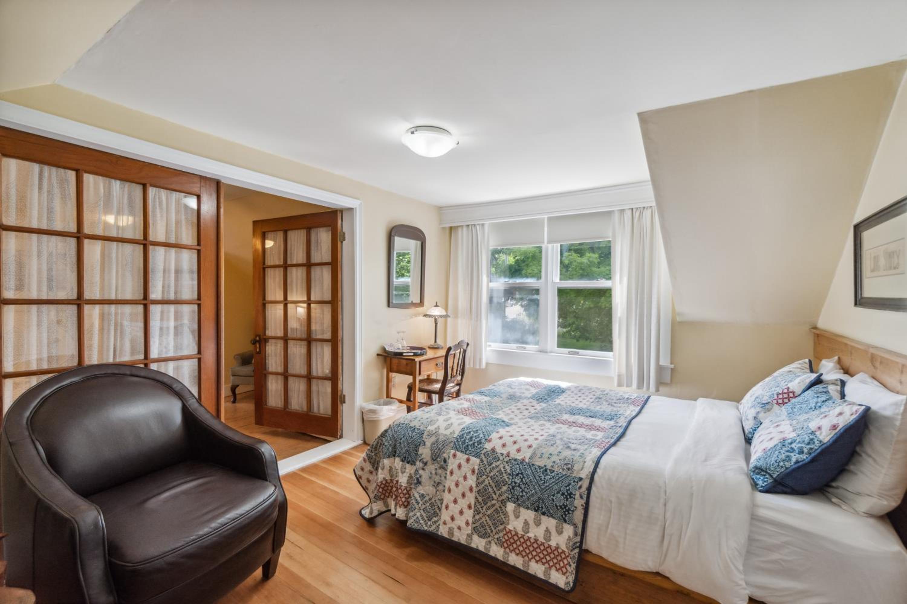 Deluxe Queen Suite photo 3
