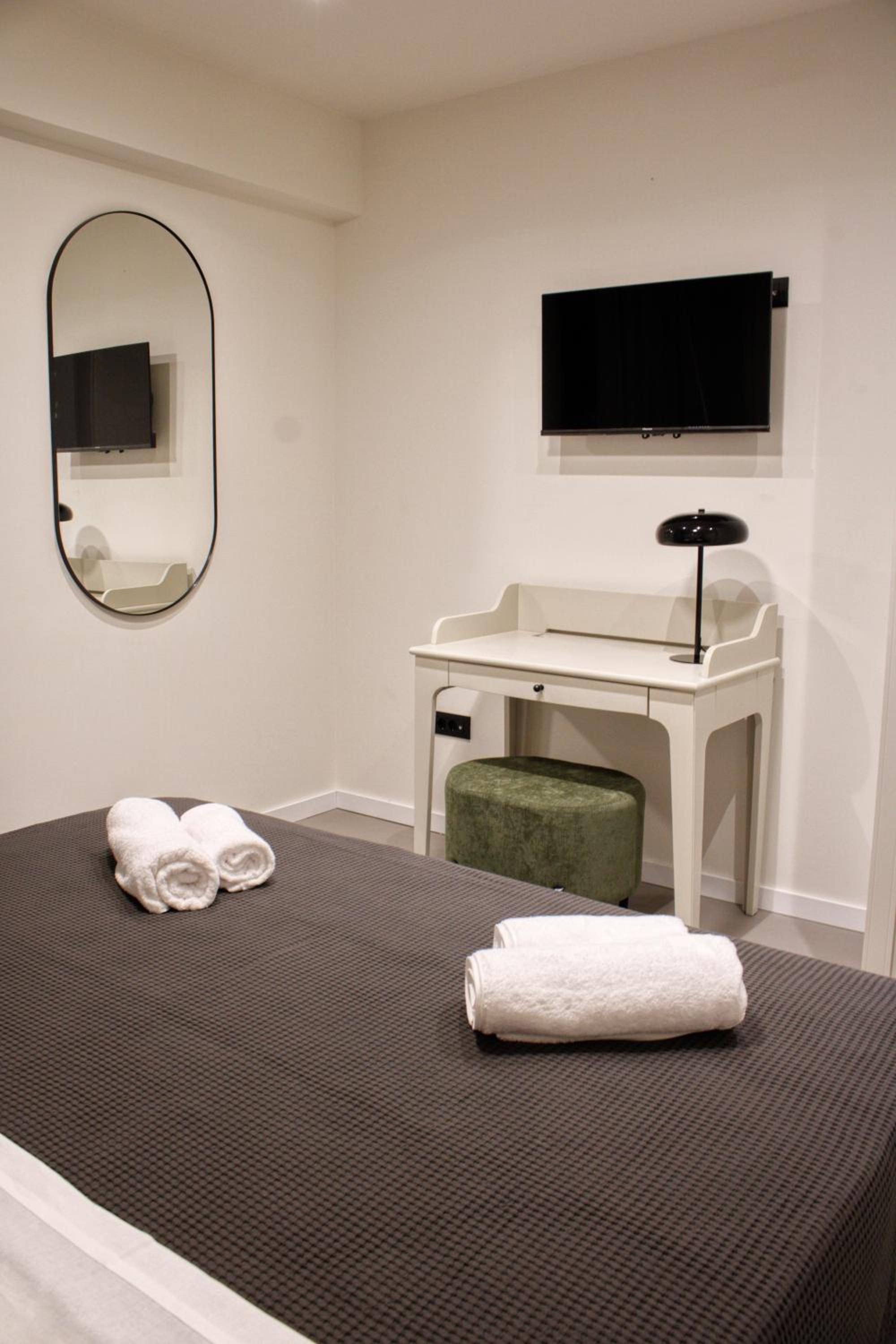 Deluxe One-Bedroom Apartment