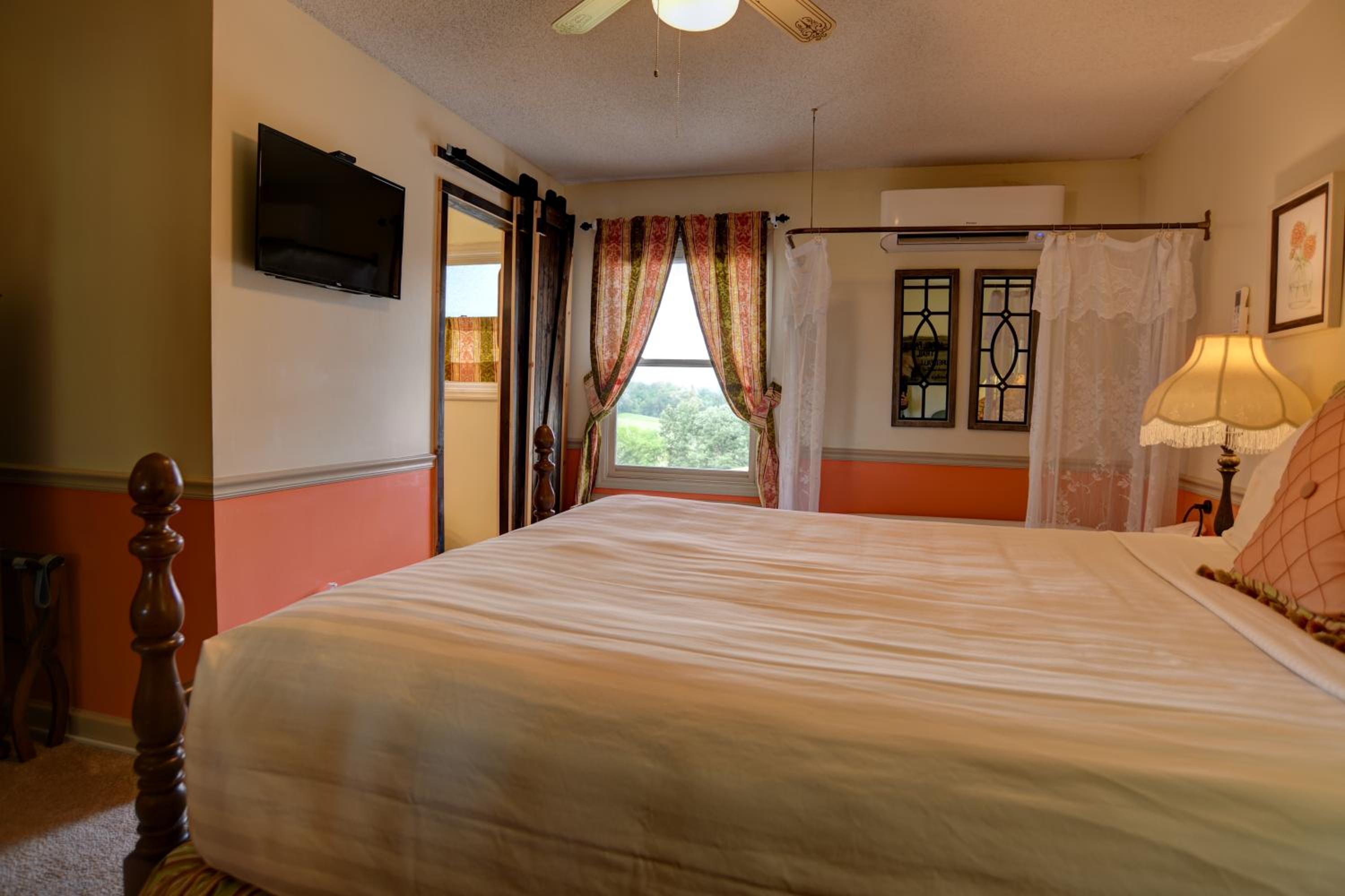 Queen Room photo 2
