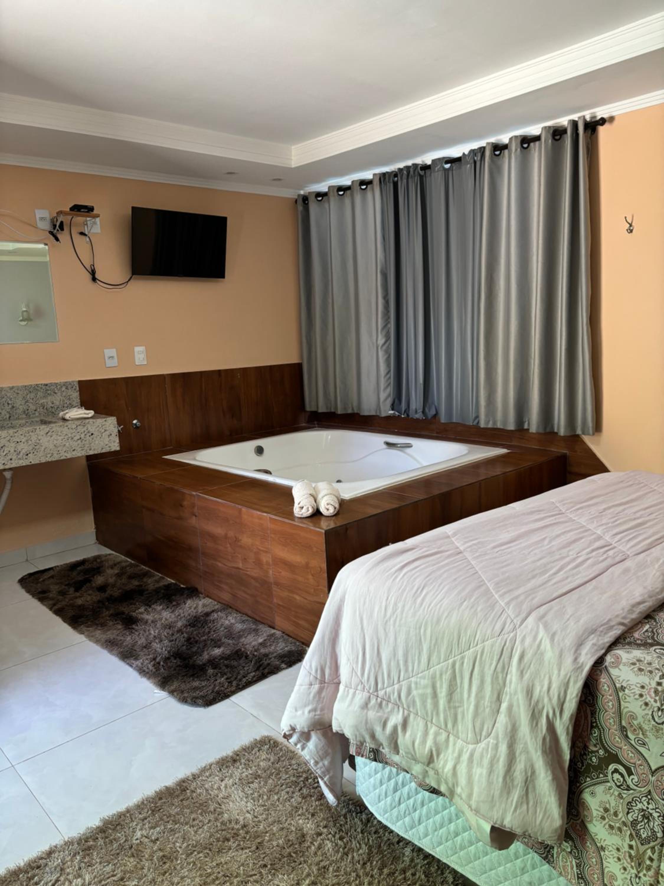 Deluxe Suite with Spa Bath photo 3