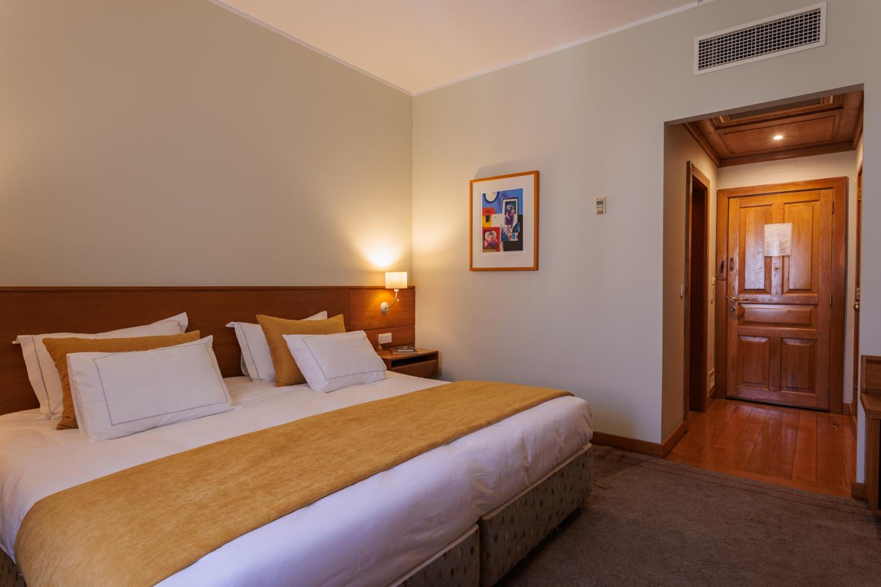 Superior Double or Twin Room with City View - Photo 7
