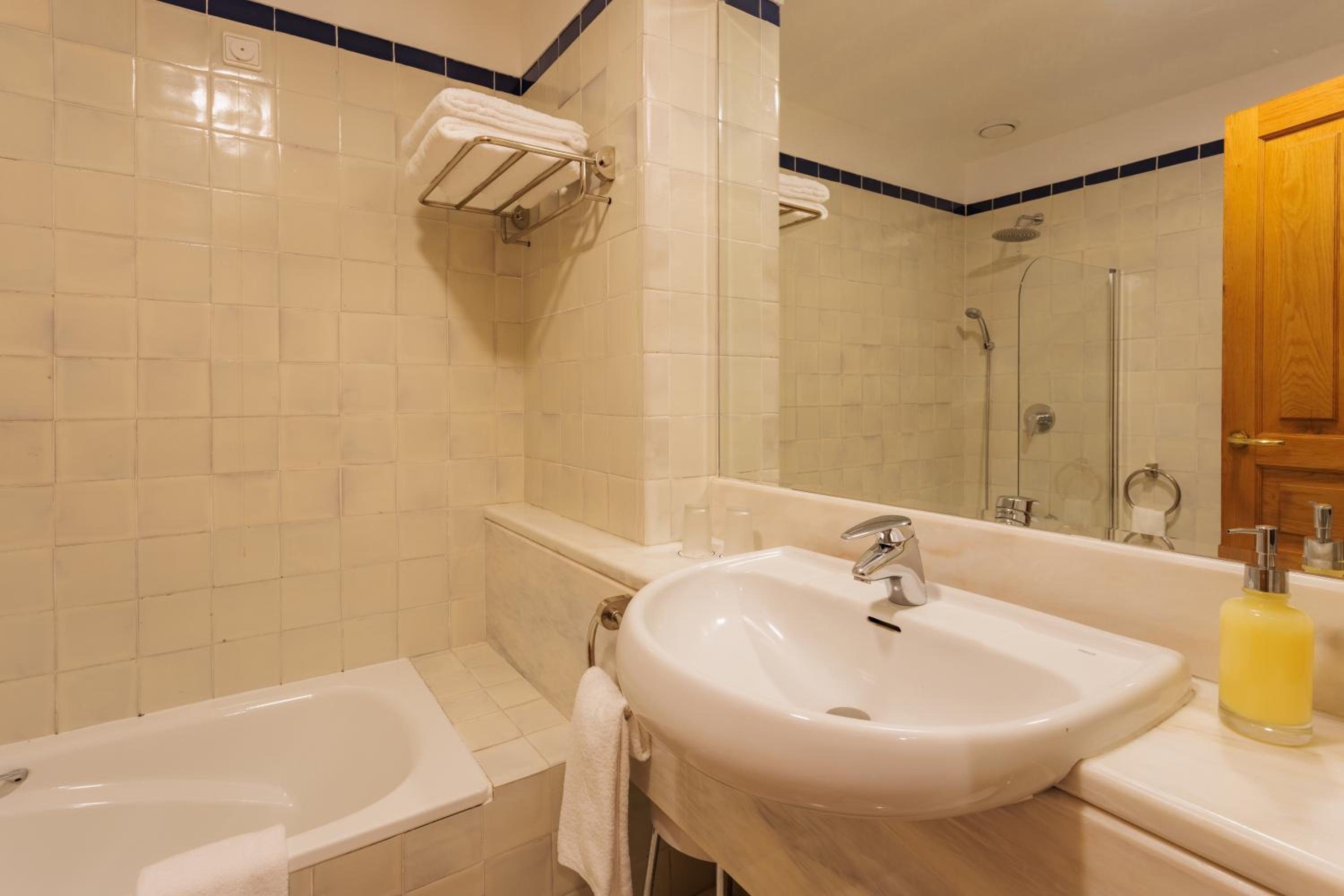 Standard Double or Twin Room - Photo 5