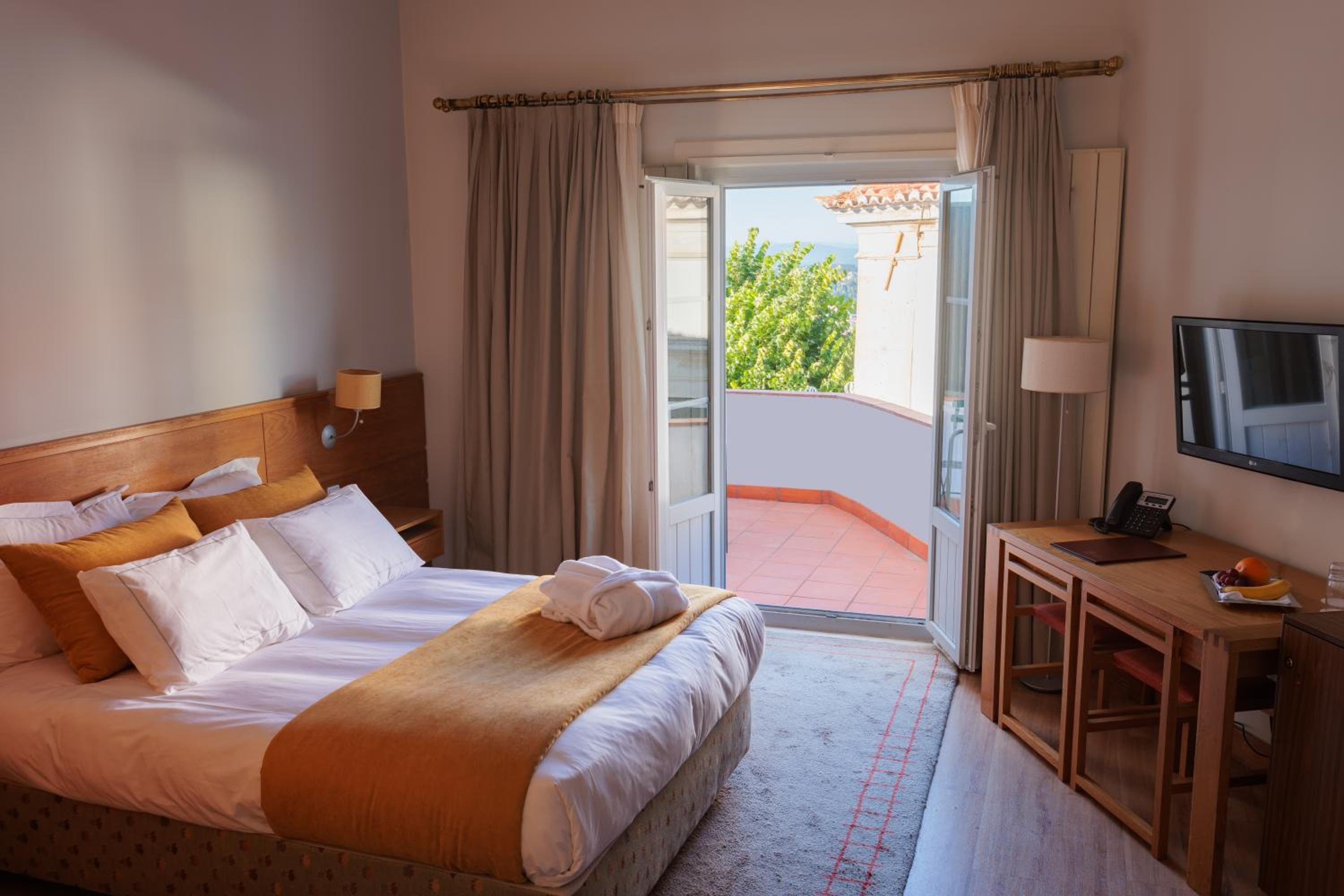 Double Room with Balcony - Photo 6