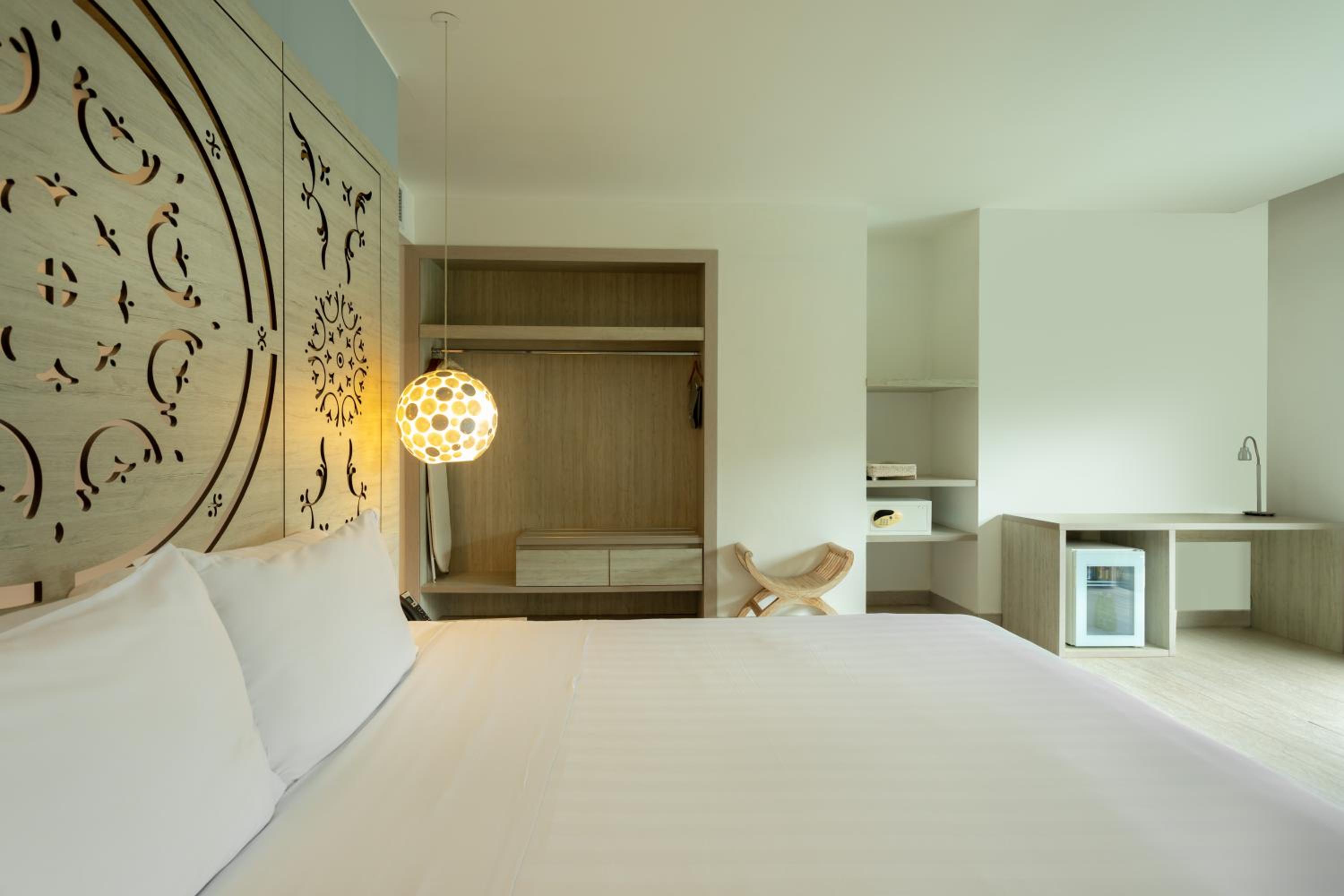 Deluxe Room King Bed photo 2