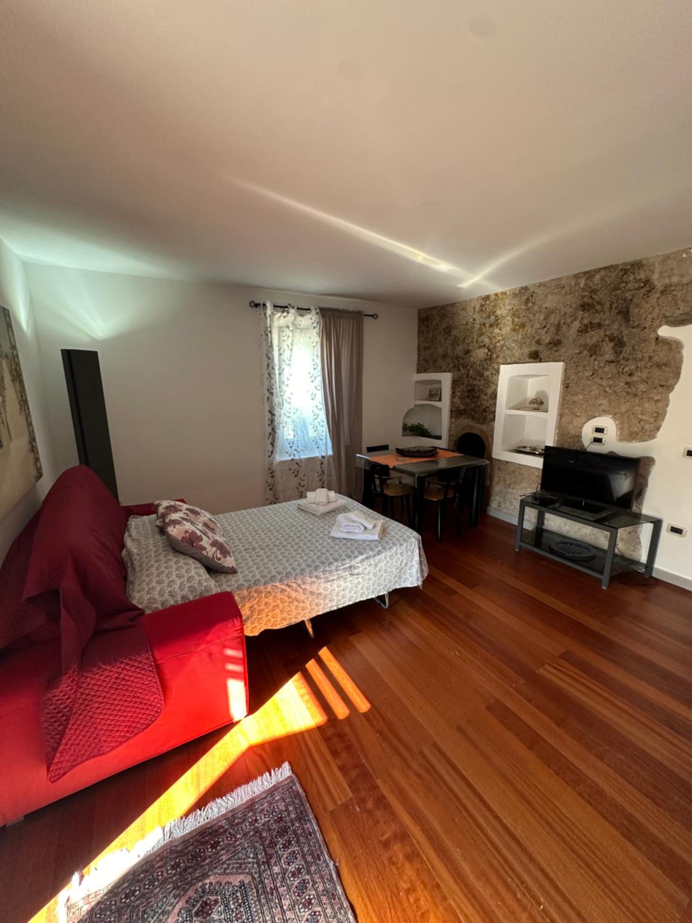 One-Bedroom Apartment photo 1
