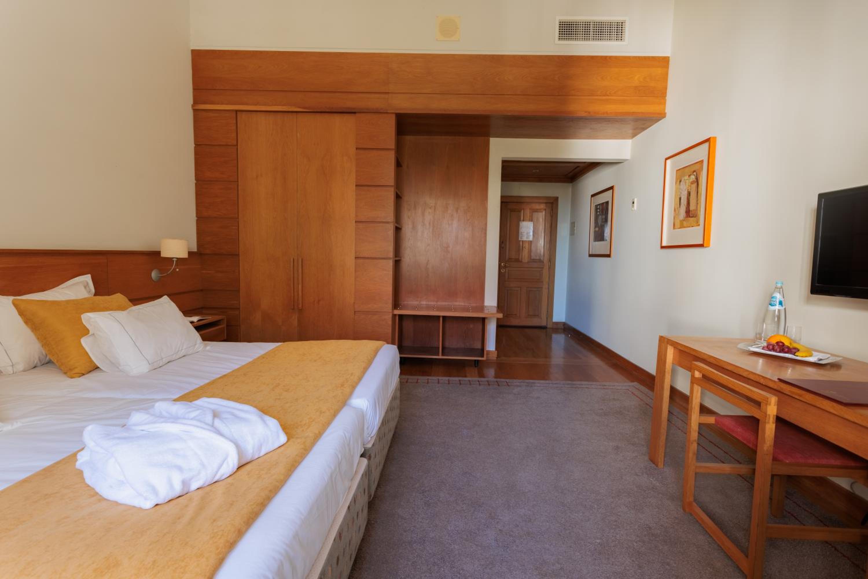 Suite with City View - Photo 6