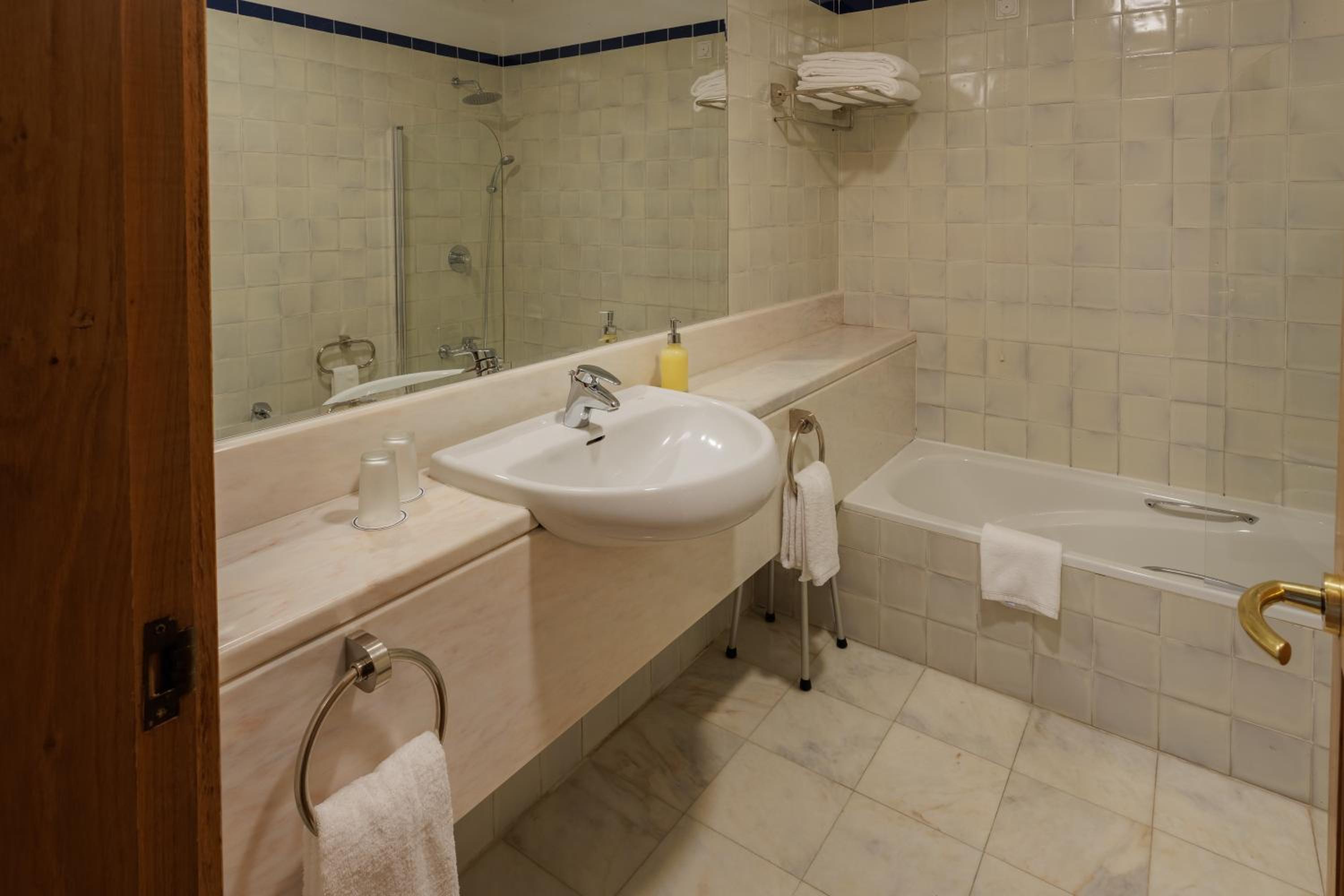 Double Room with Balcony - Photo 2