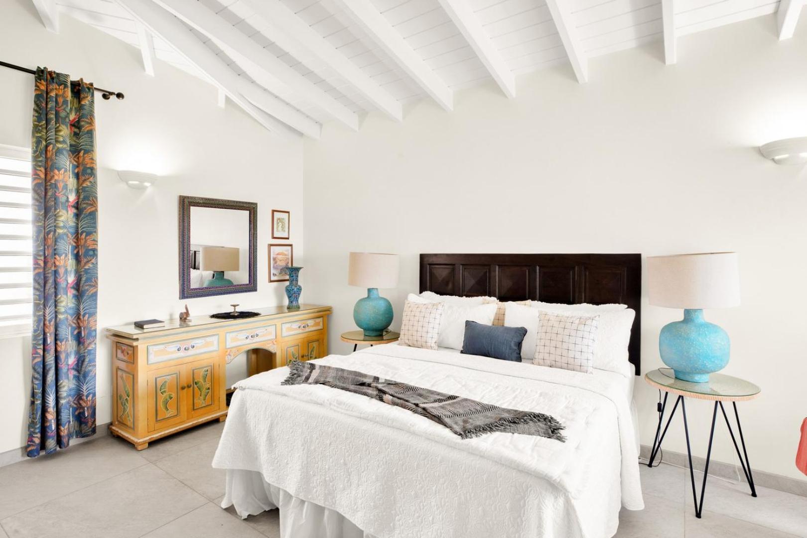 Five-Bedroom House photo 3