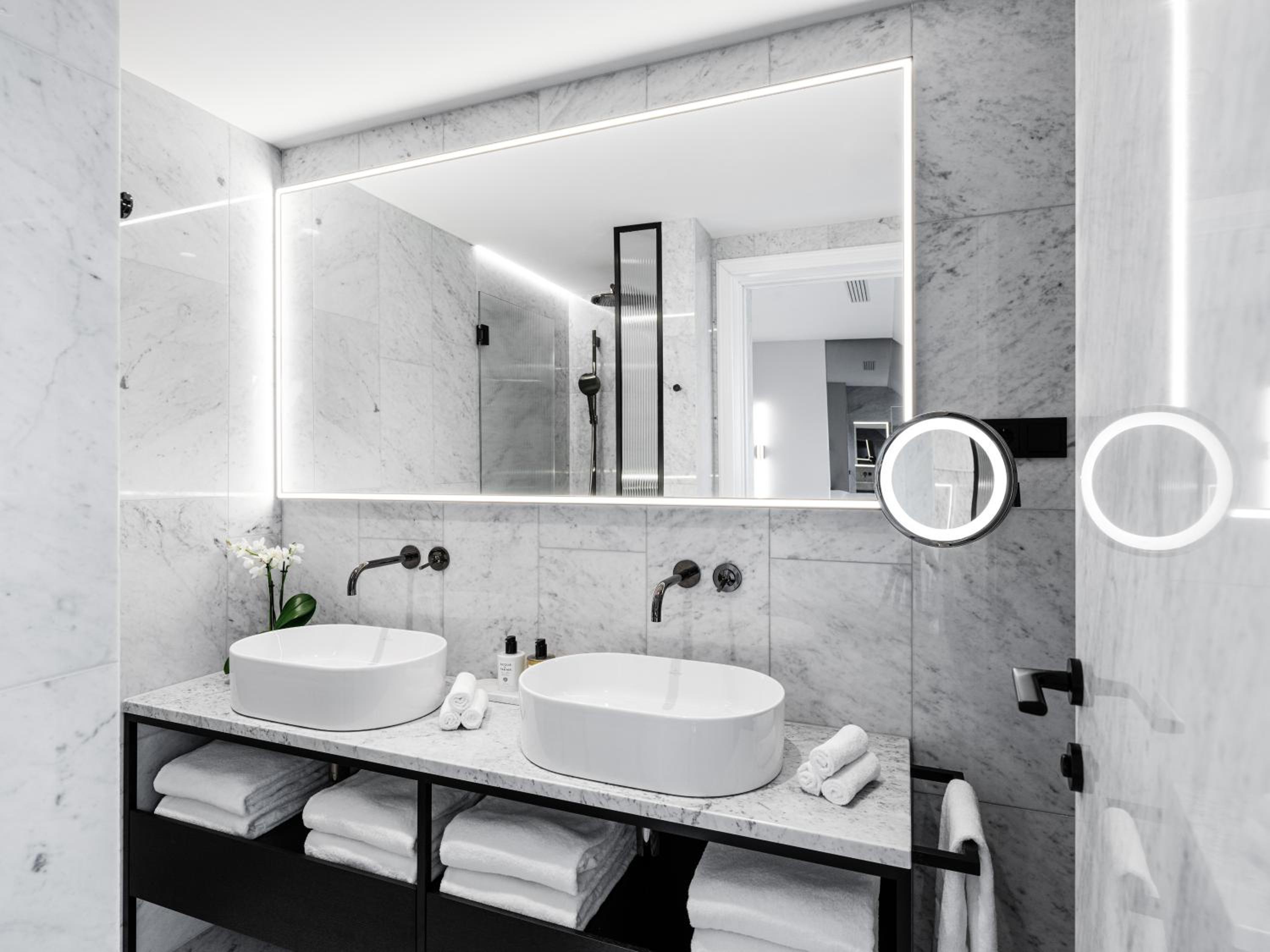 Suite with Terrace thumbnail 6