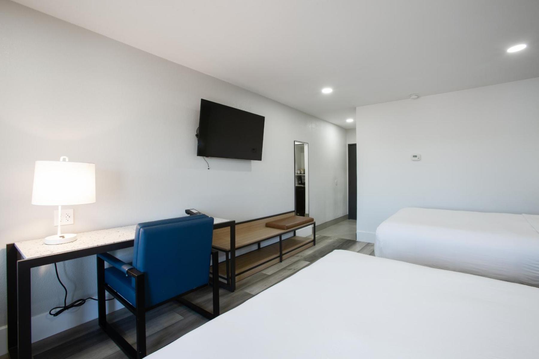 Deluxe Queen Room With Two Queen Beds - Disability Access - Photo 4