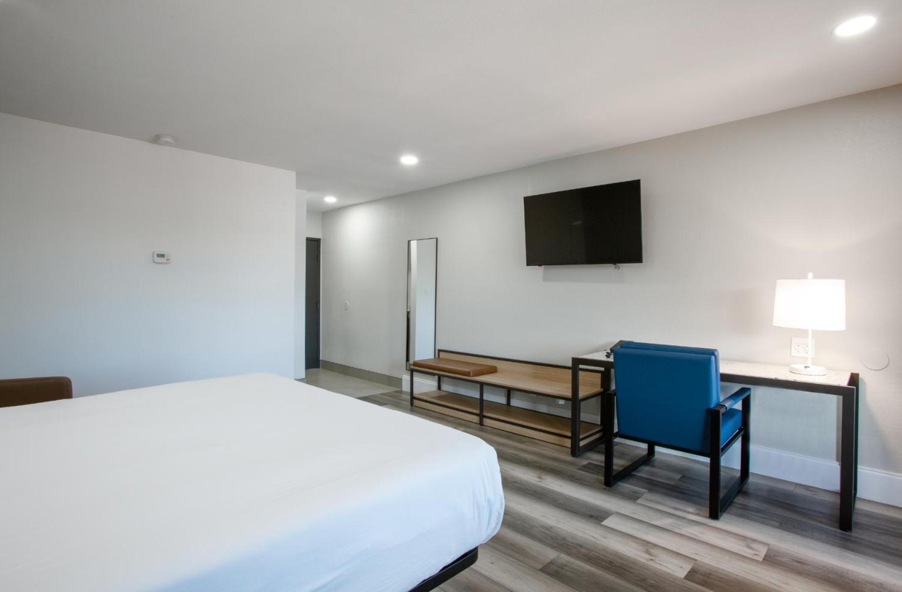 King Room - Non-Smoking - Photo 1