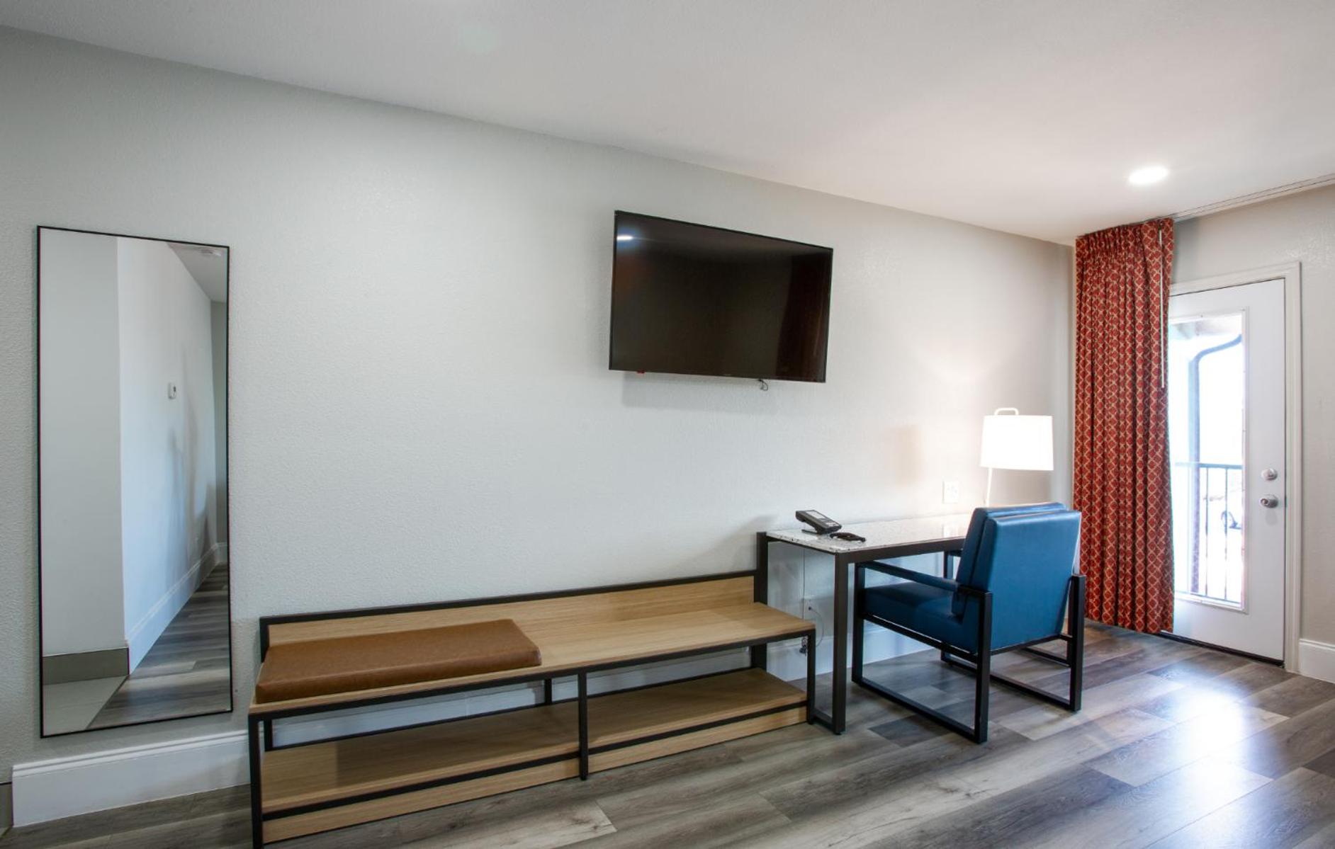 Courtyard Queen Room With Two Queen Beds - Photo 4