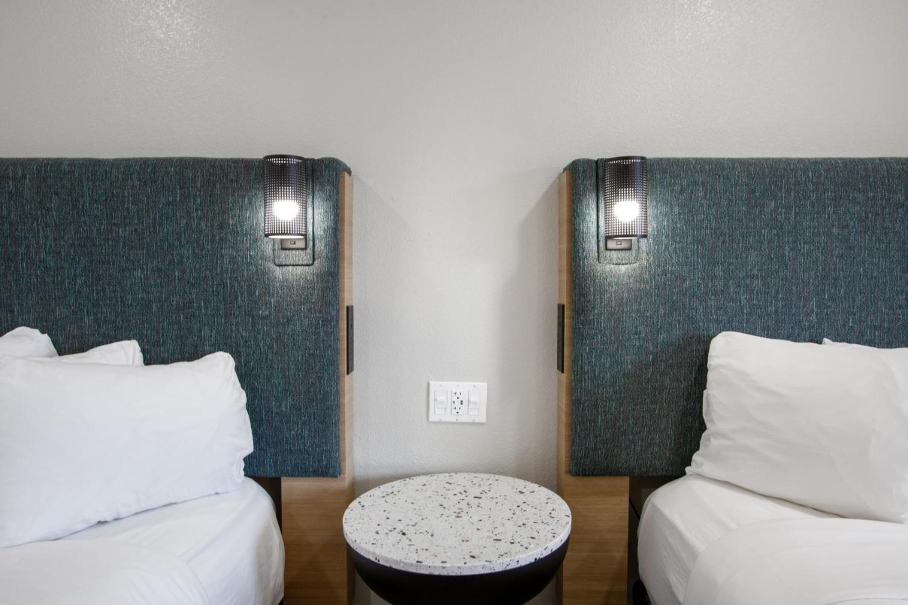 Courtyard Queen Room With Two Queen Beds - Photo 2