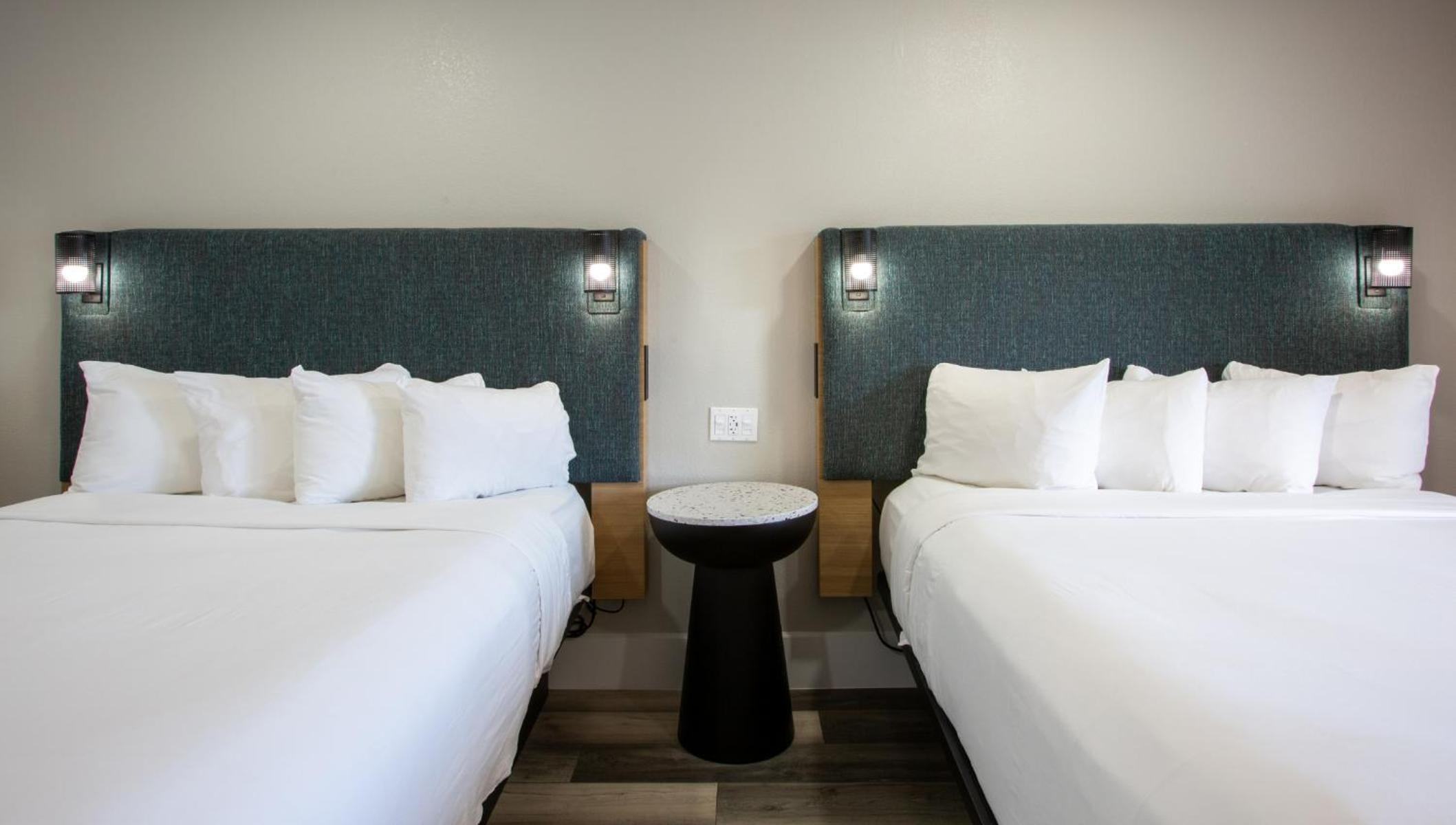 Queen Room with Two Queen Beds - Non-Smoking - Photo 5