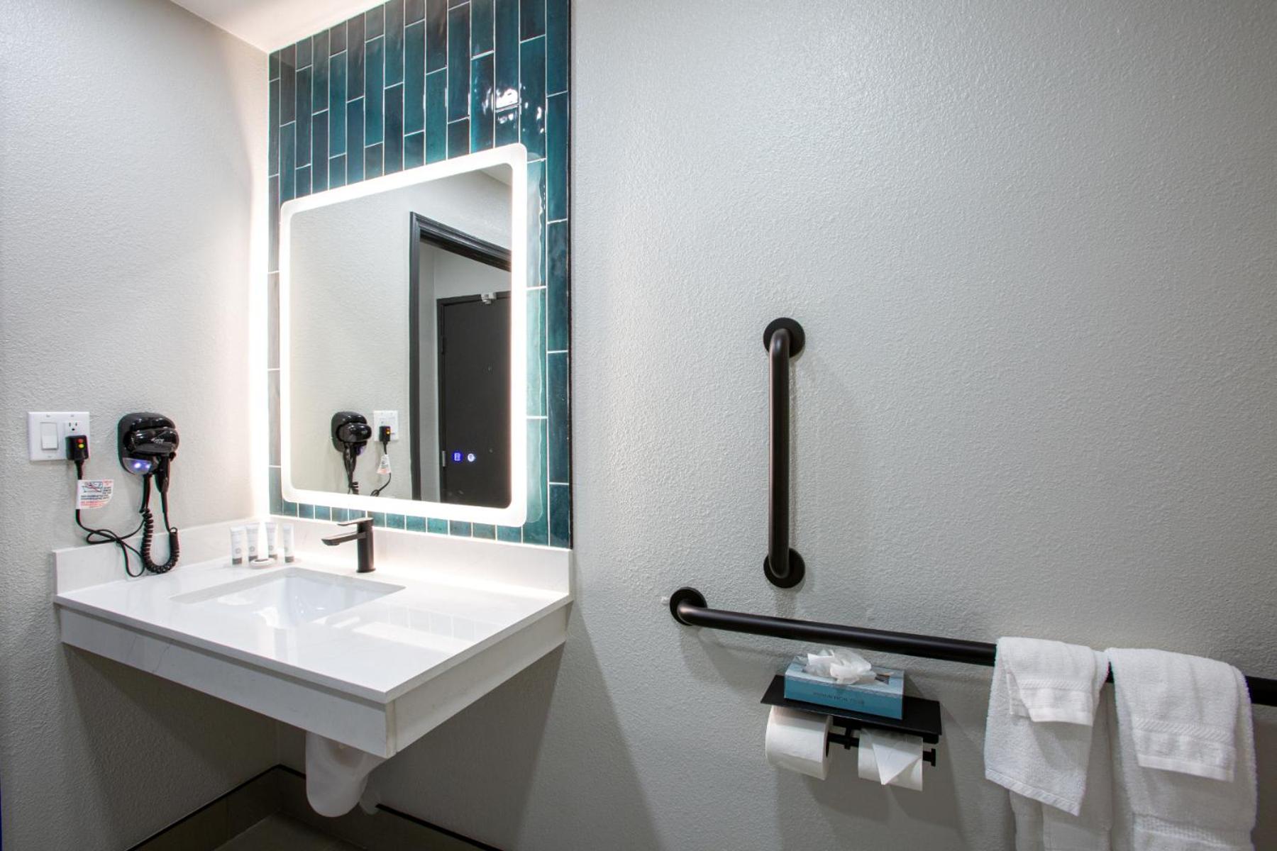 King Room with Mobility/Hearing Access and Roll-In Shower, Non-Smoking - Photo 6