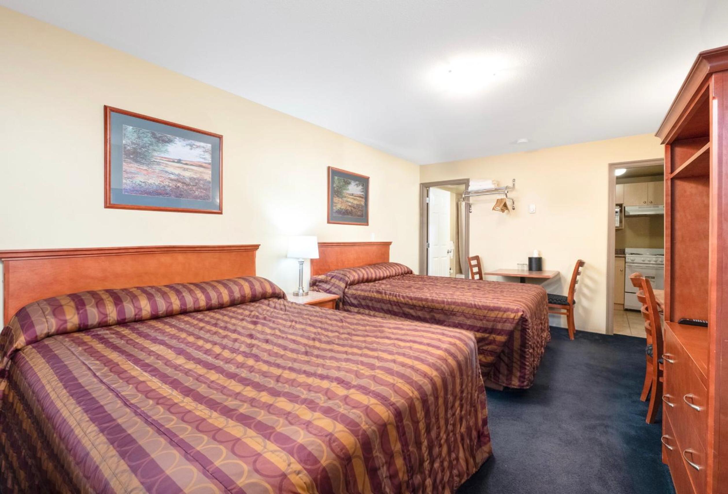 Queen Room with Two Queen Beds photo 1