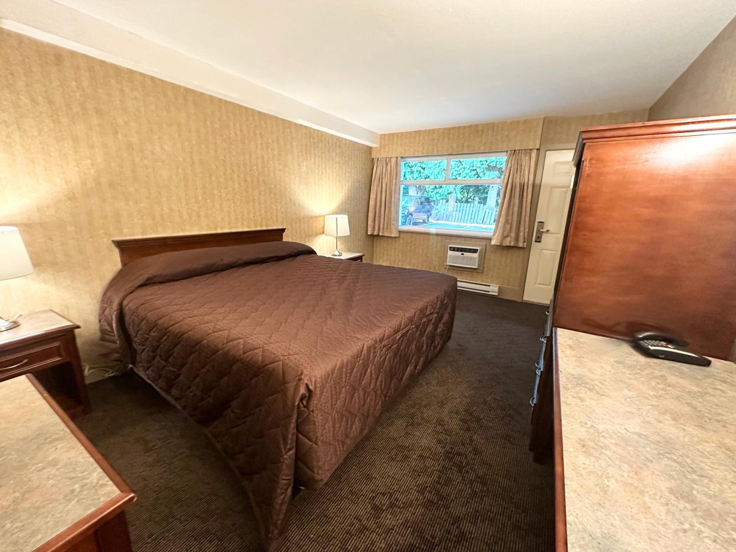 Queen Room photo 2
