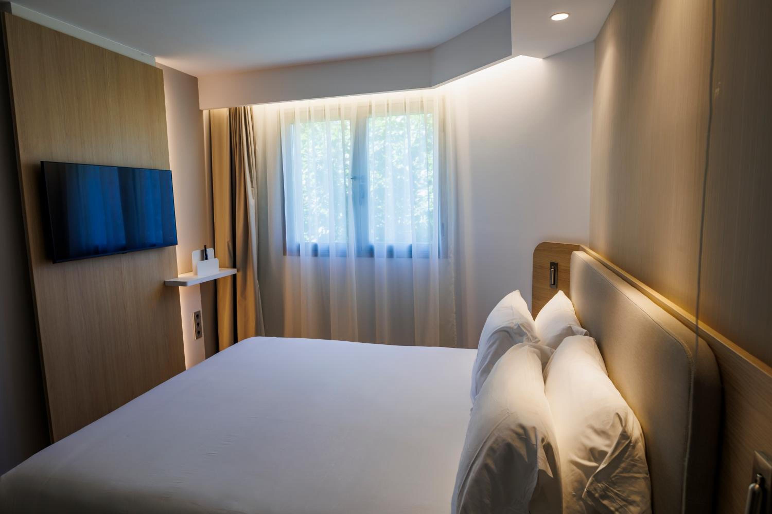 Standard Queen Room - Accessible with Free Breakfast - Photo 3