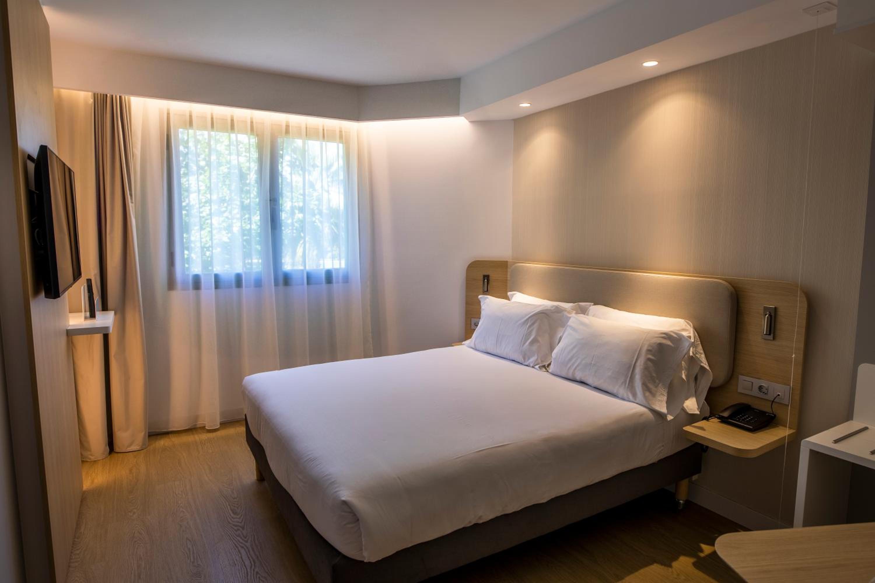 Standard Queen Room - Accessible with Free Breakfast - Photo 1