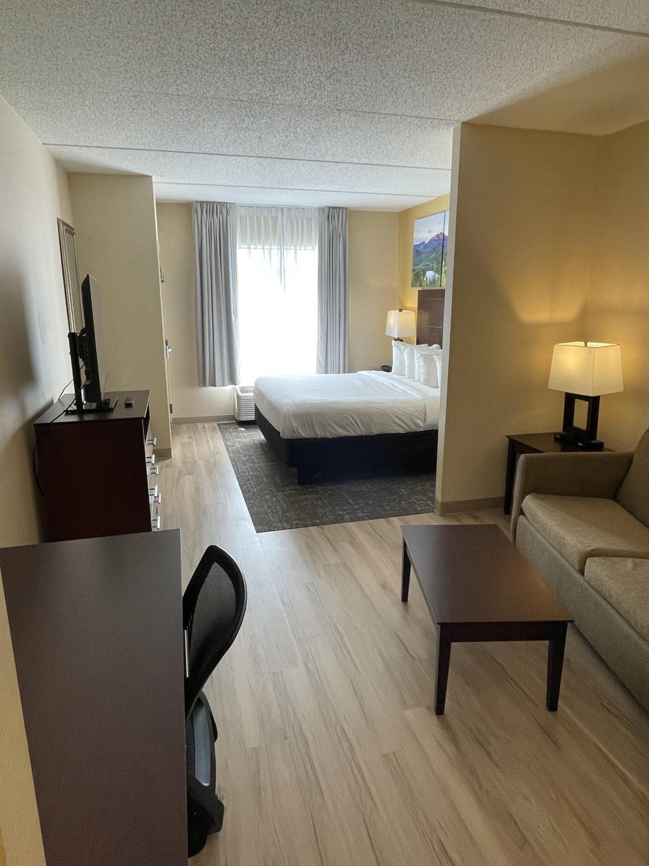 King Suite - Non-Smoking - Photo 2