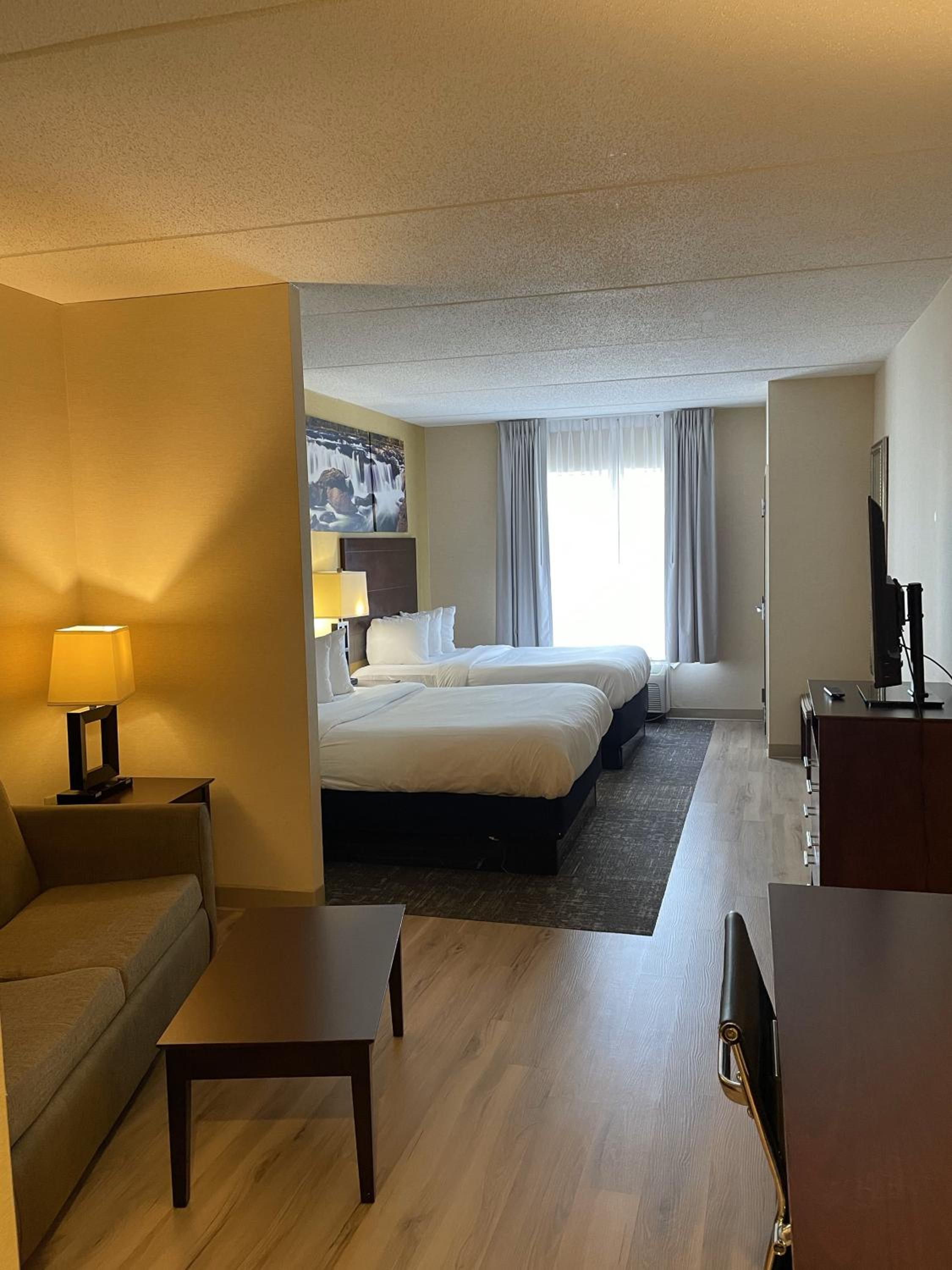 Queen Suite with Two Queen Beds - Photo 3