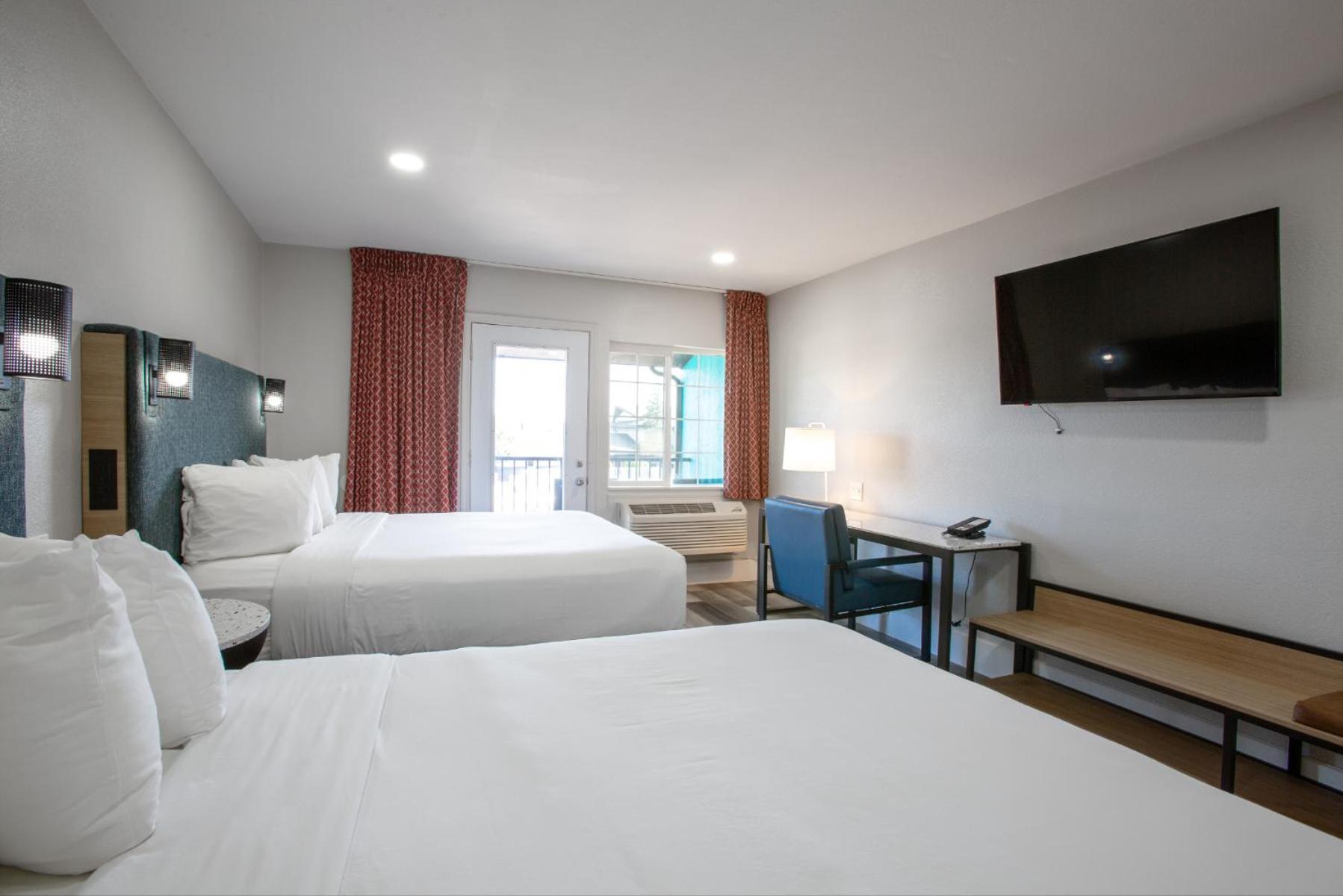 Queen Room with Two Queen Beds and Courtyard View - Non-Smoking photo 3