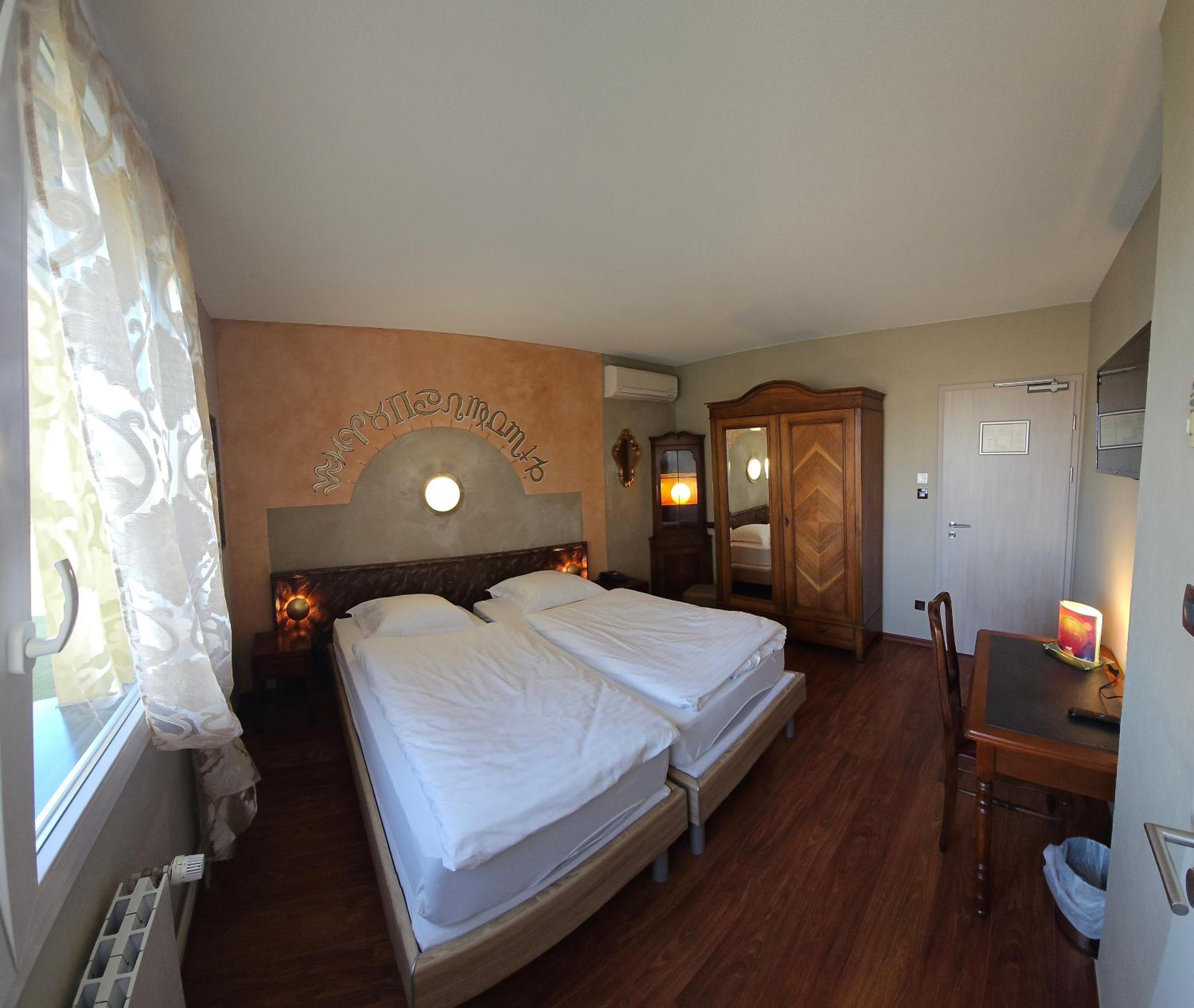 Standard Twin Room - Photo 4