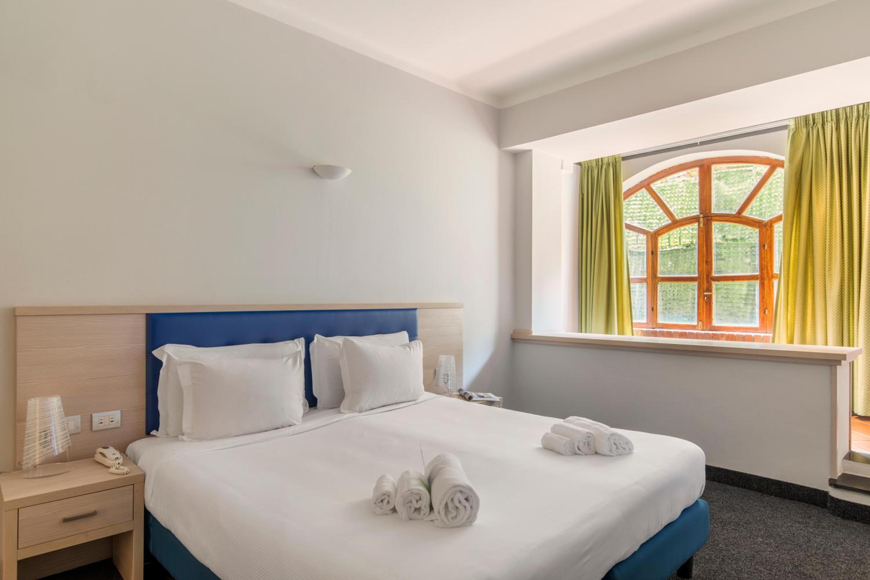 Standard Double or Twin Room - Photo 10