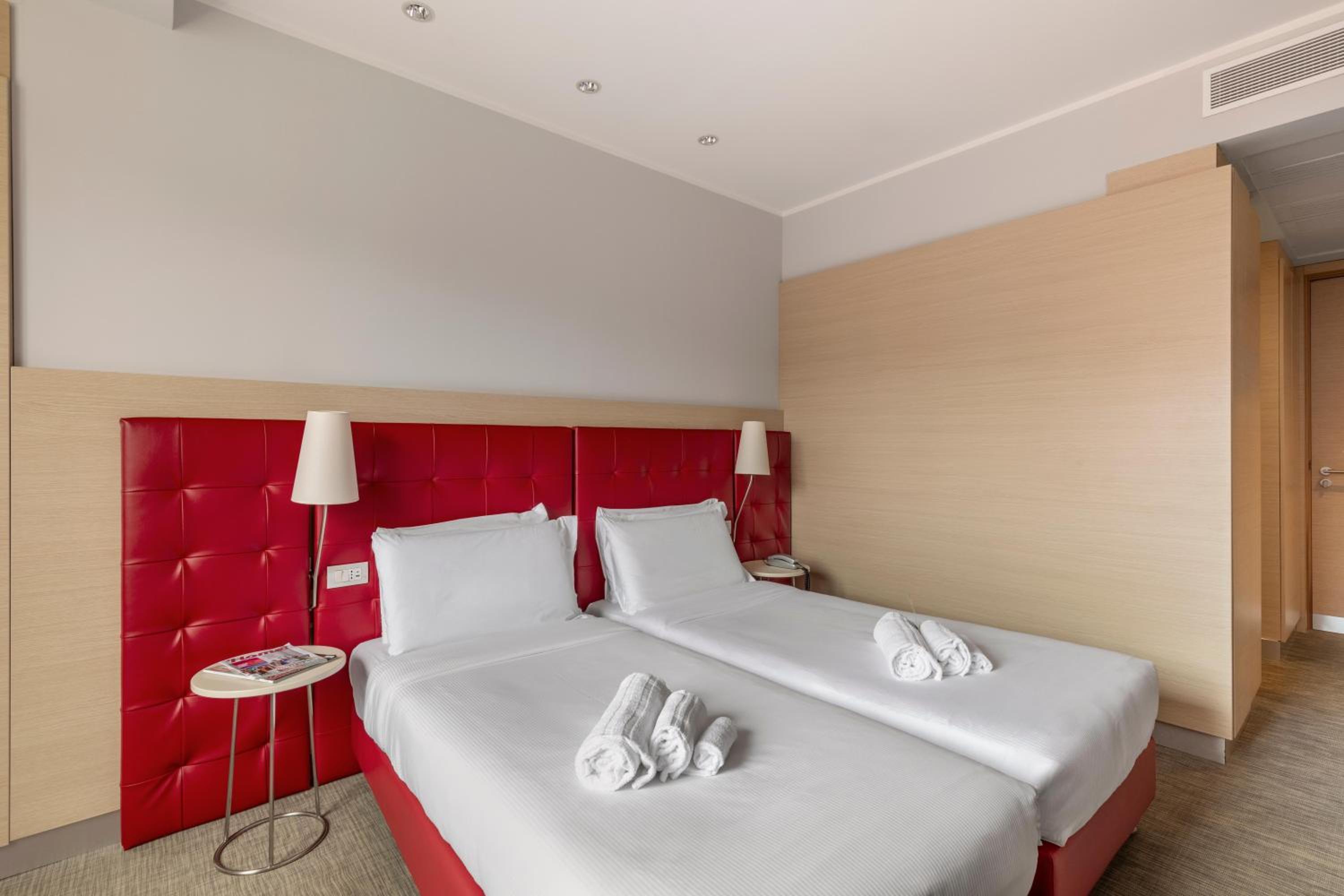 Standard Double or Twin Room - Photo 8