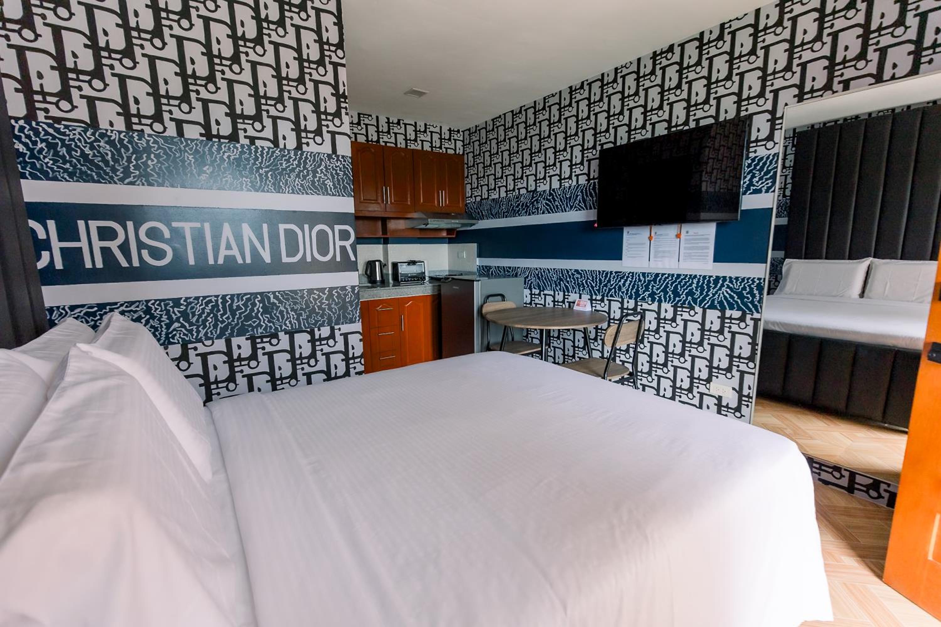 Deluxe Double Room (2 Adults + 1 Child) photo 3