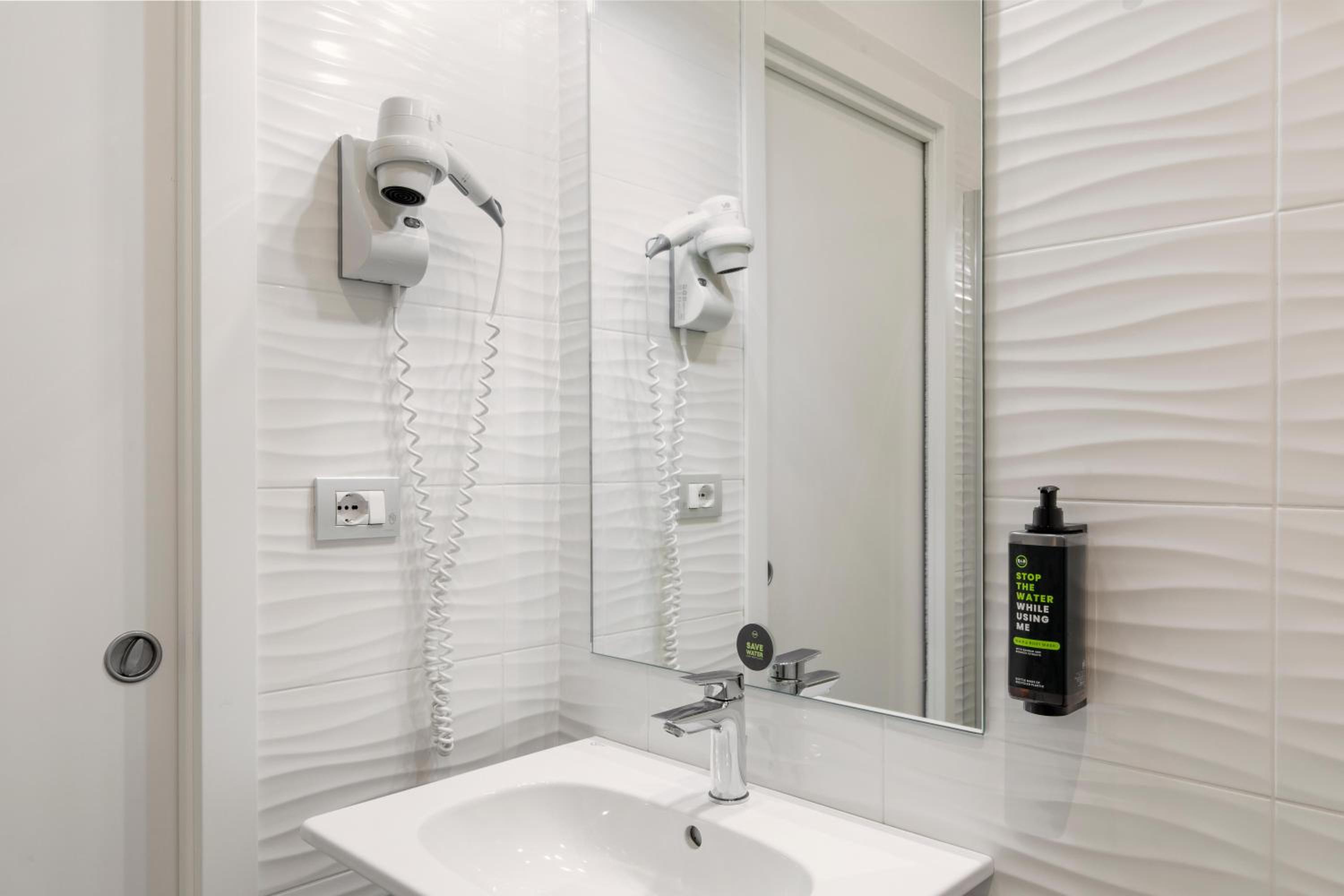 Standard Double or Twin Room - Photo 3