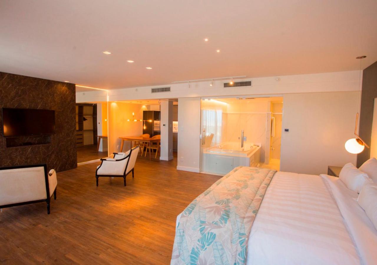 Deluxe Suite with Spa Bath thumbnail 5