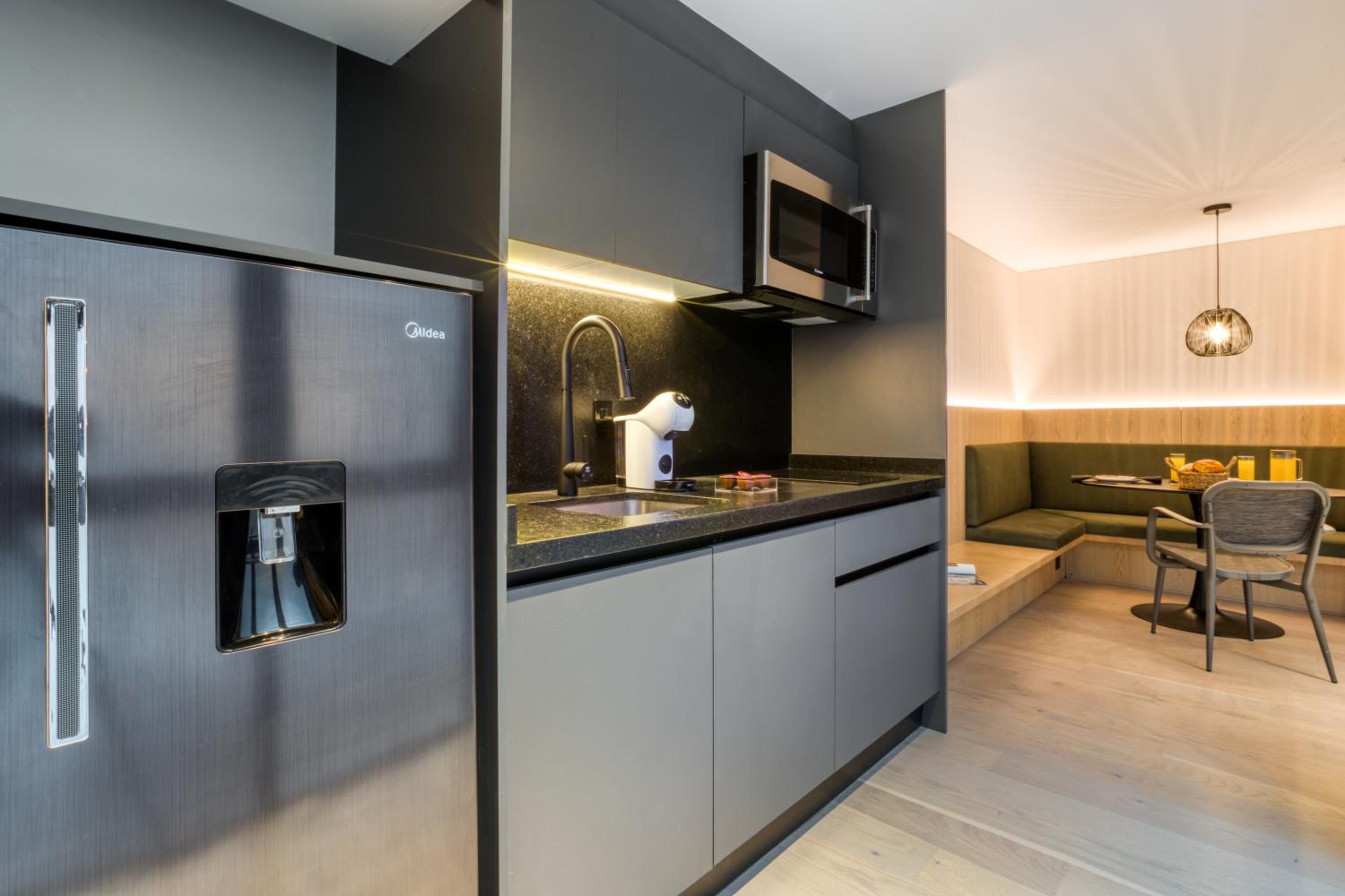 Apartment with Balcony - Photo 3