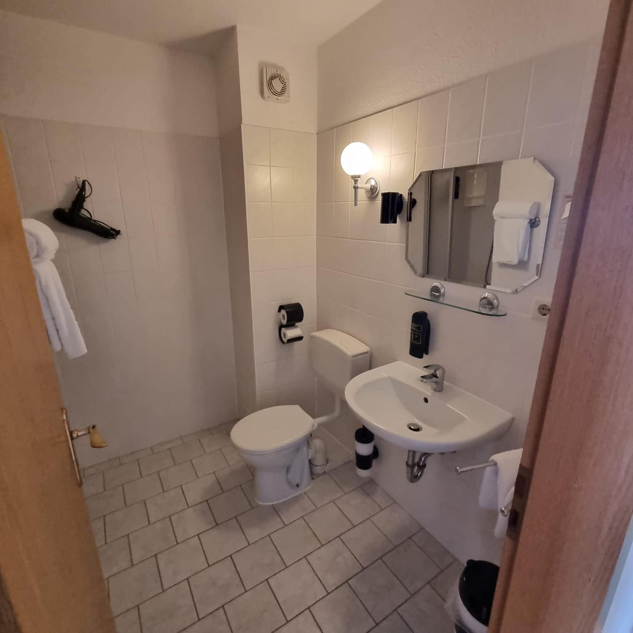 Standard Double Room - Photo 4
