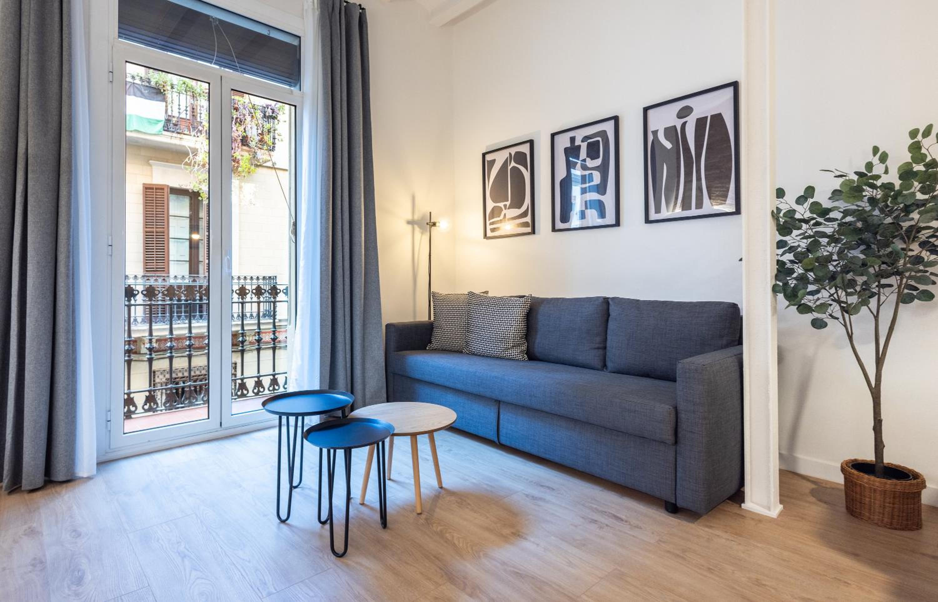 Apartamento de una habitación con balcón y vista a la ciudad