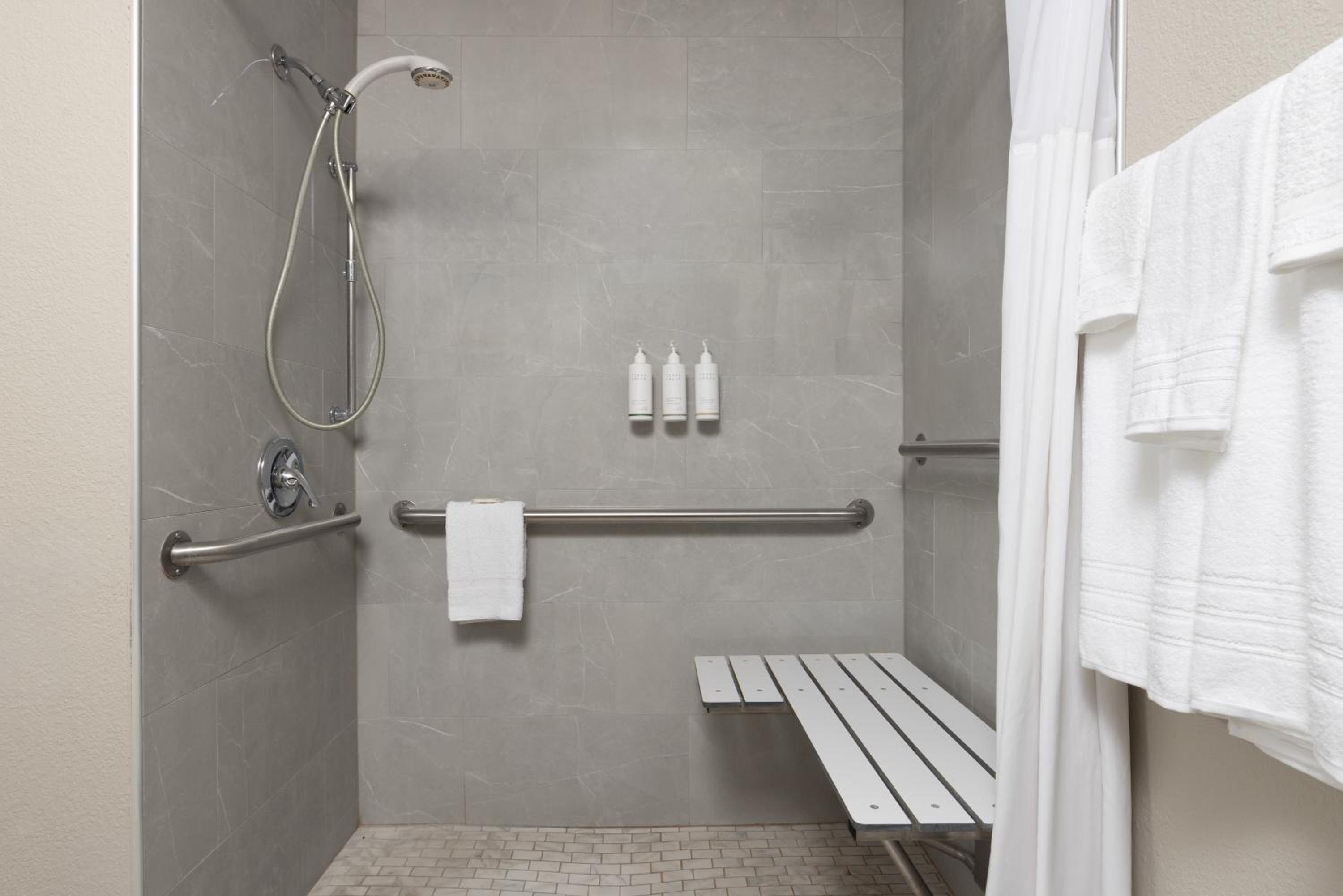 Queen Room - Mobility Access/Non-Smoking - Photo 4