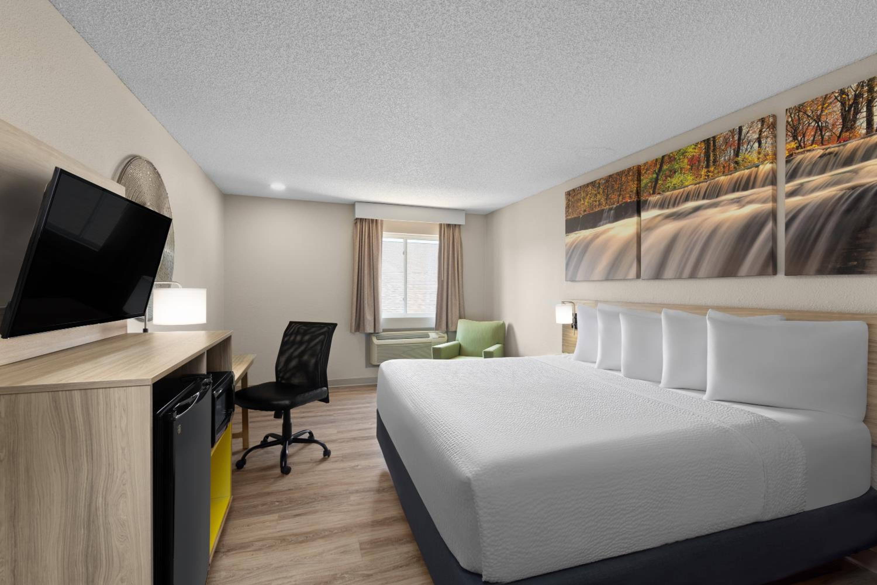 King Room - Non-Smoking - Photo 7