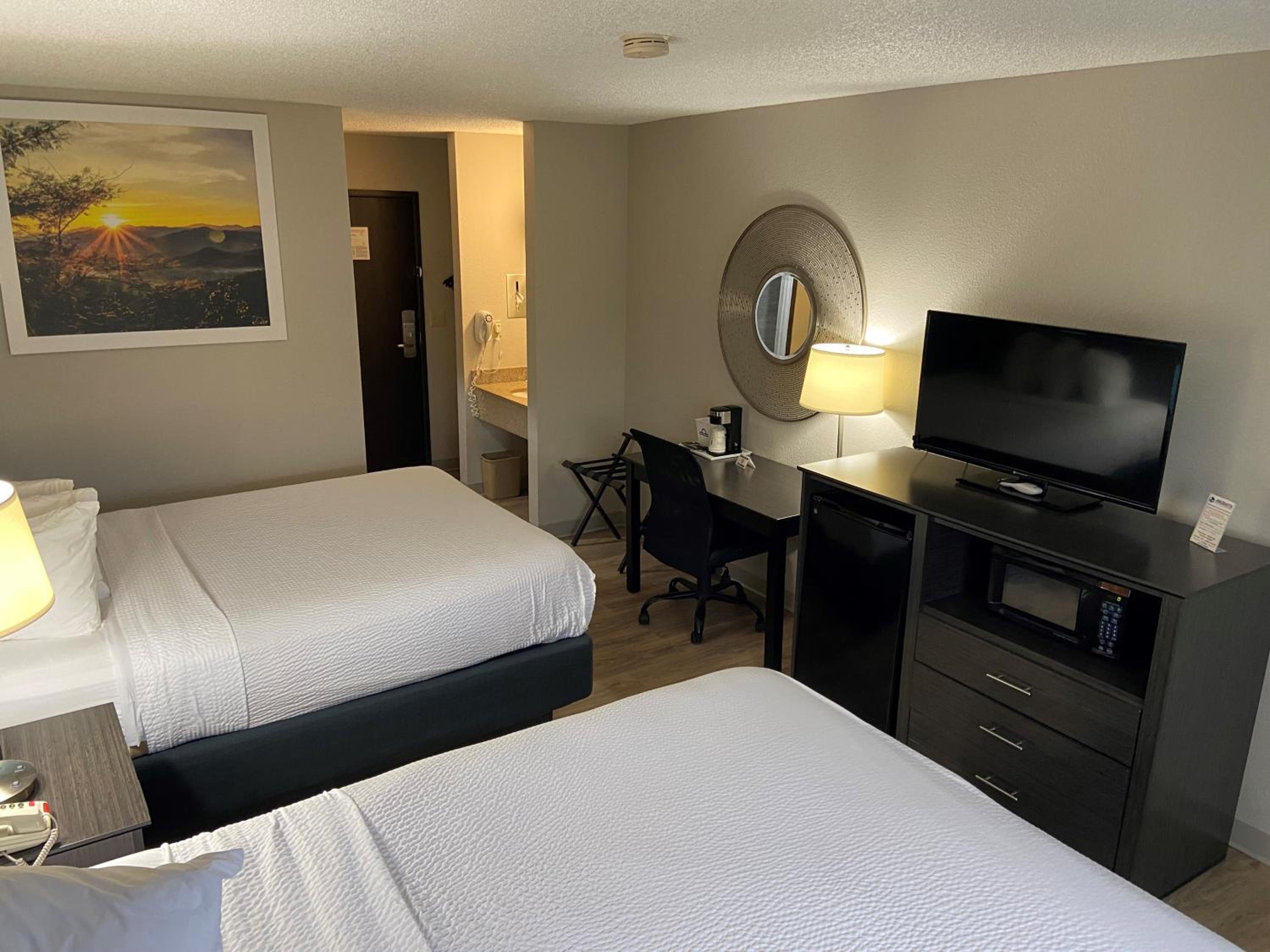Queen Room with Two Queen Beds - Non-Smoking - Photo 2