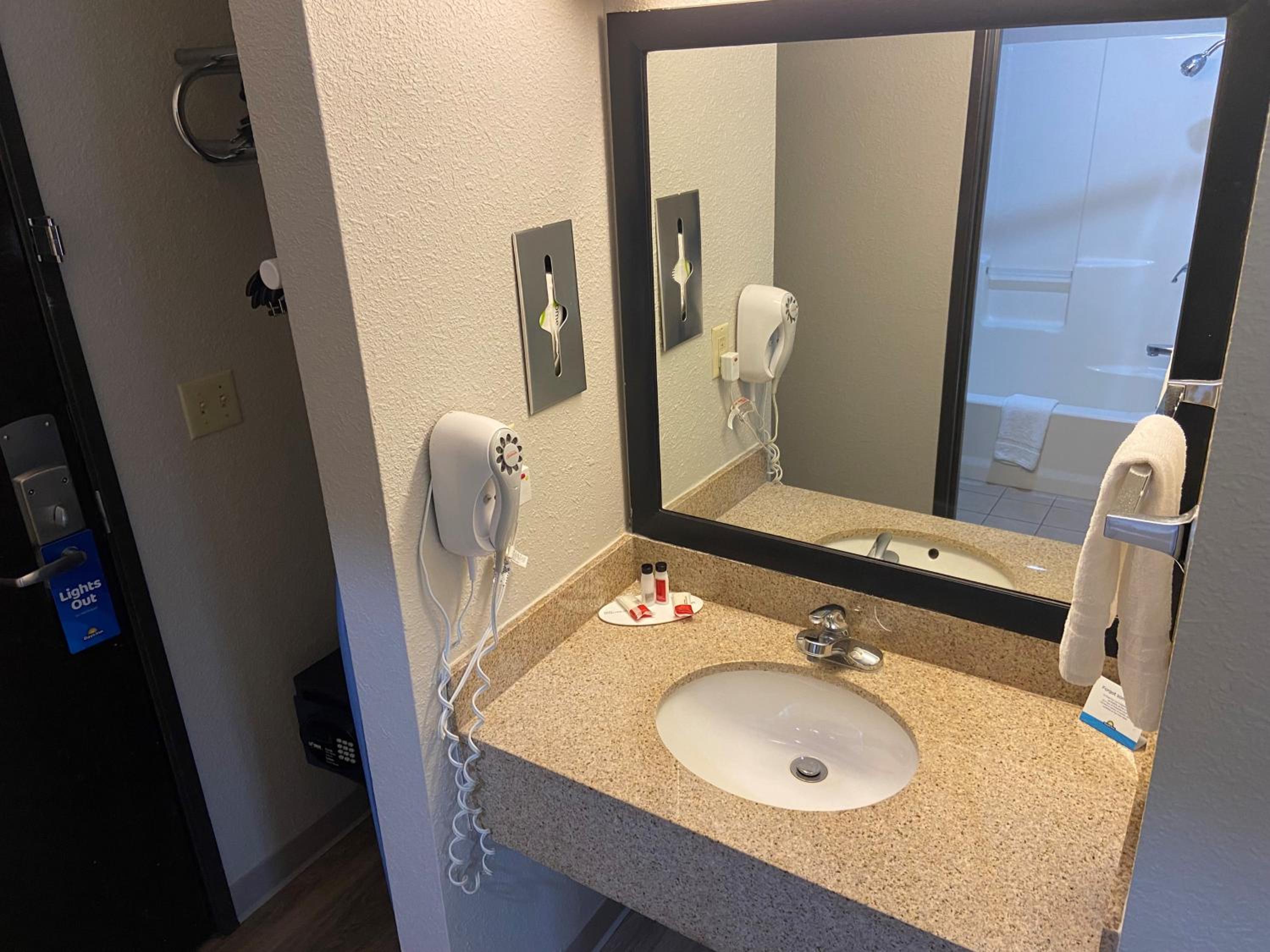Suite - Photo 9