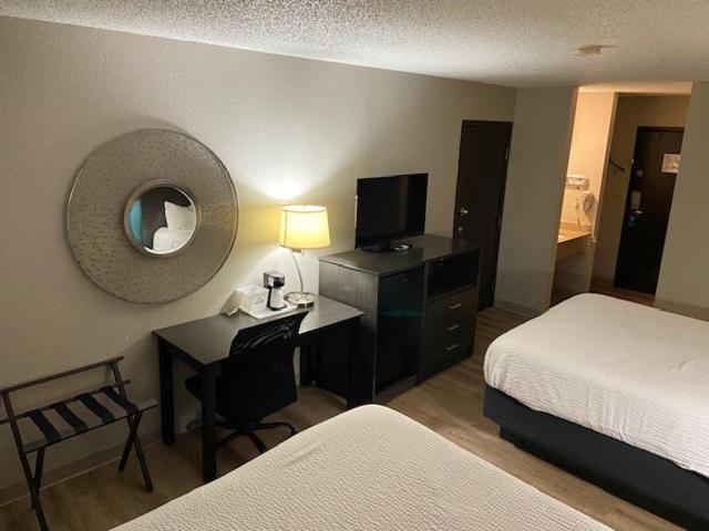 Queen Room with Two Queen Beds - Non-Smoking - Photo 6