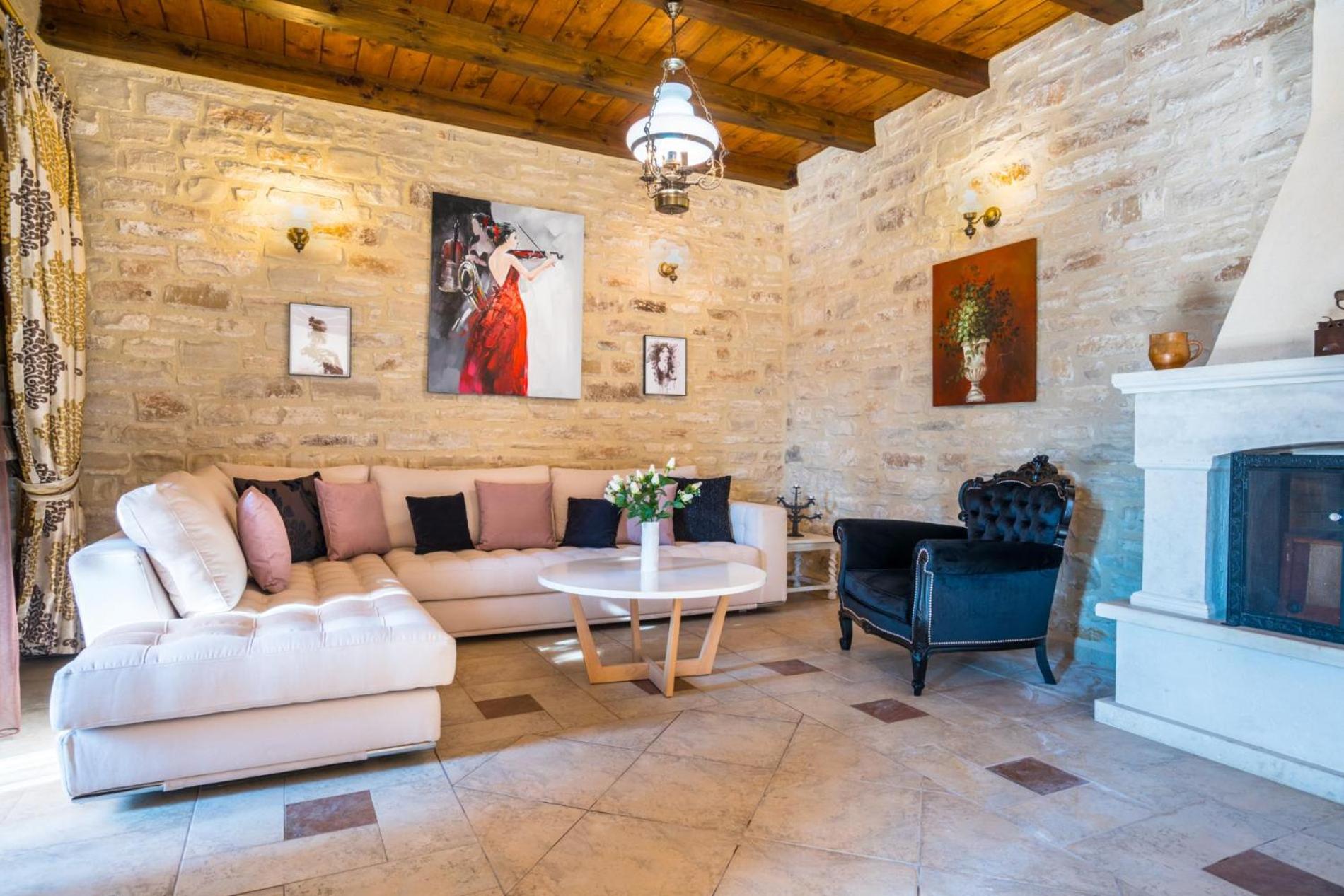 Five-Bedroom Villa photo 1