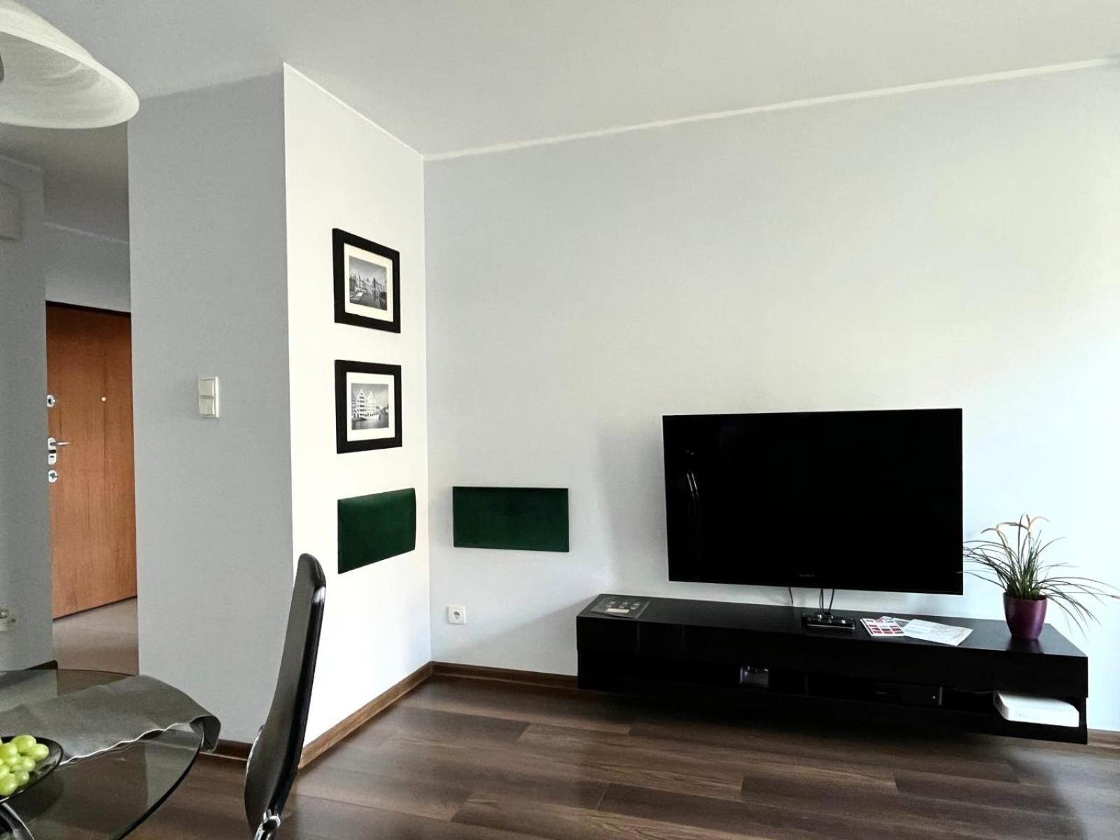 One-Bedroom Apartment with Balcony - 15 Torunska Street - Photo 7