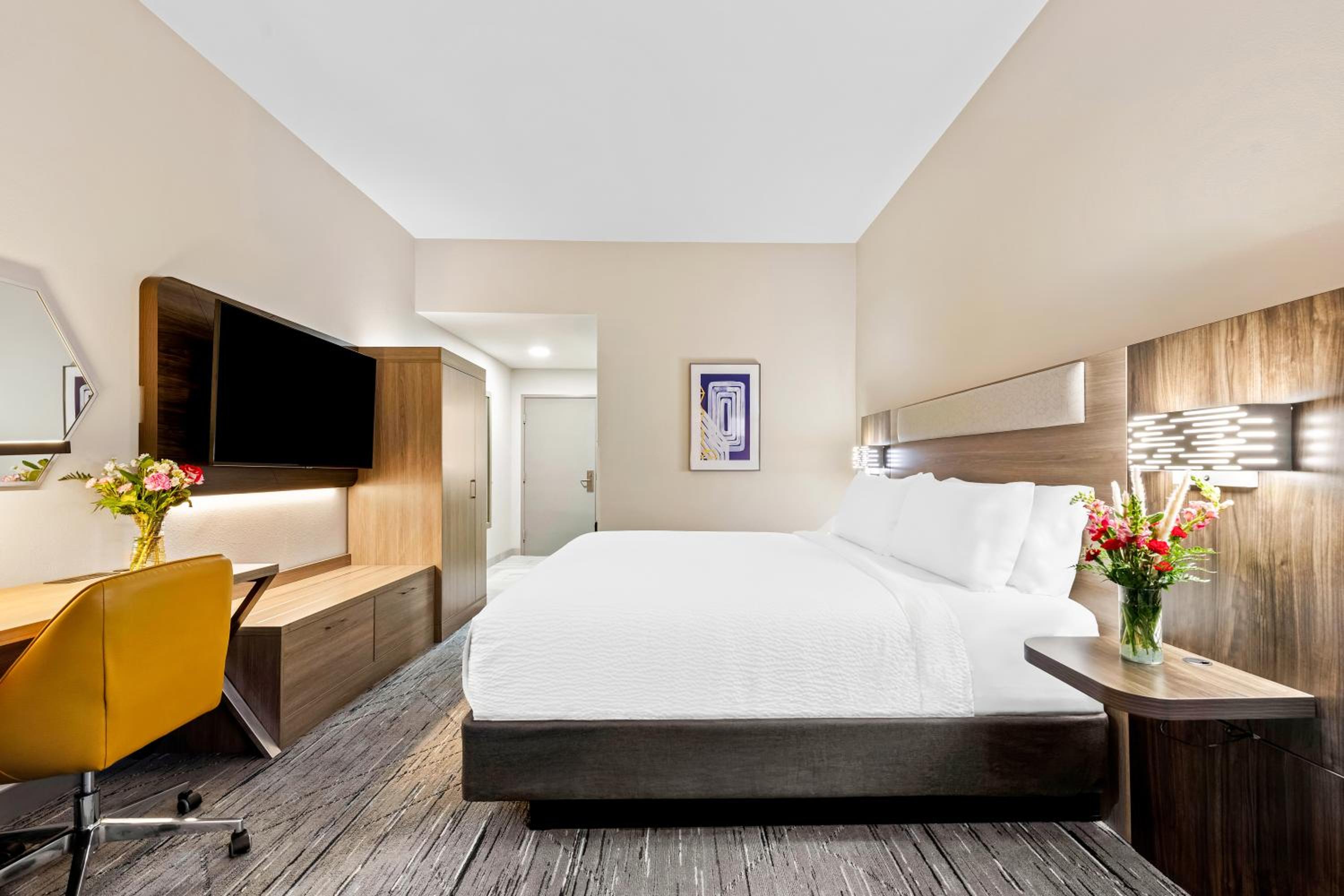 Standard King Room - Photo 6