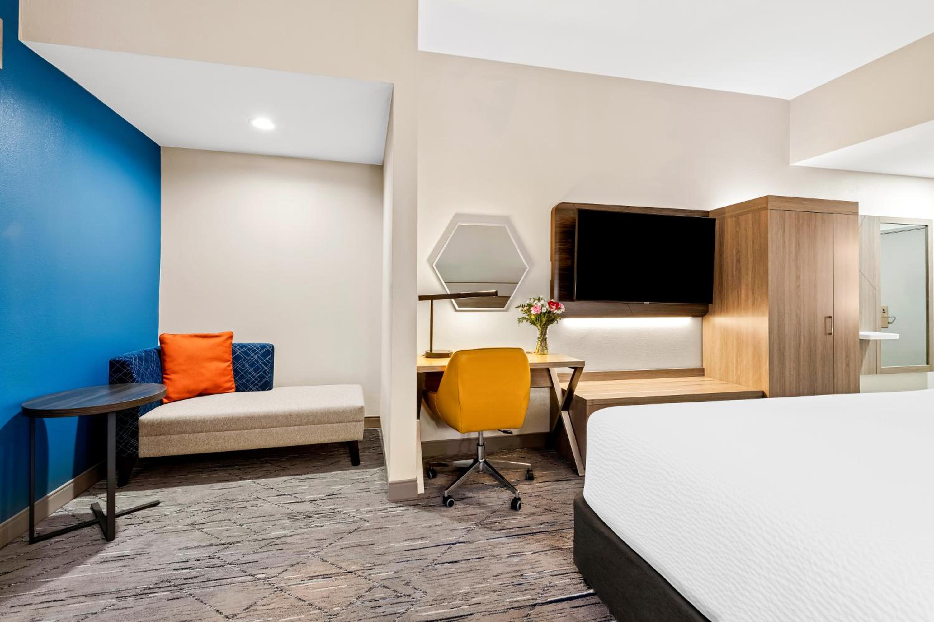 Standard King Room - Photo 8