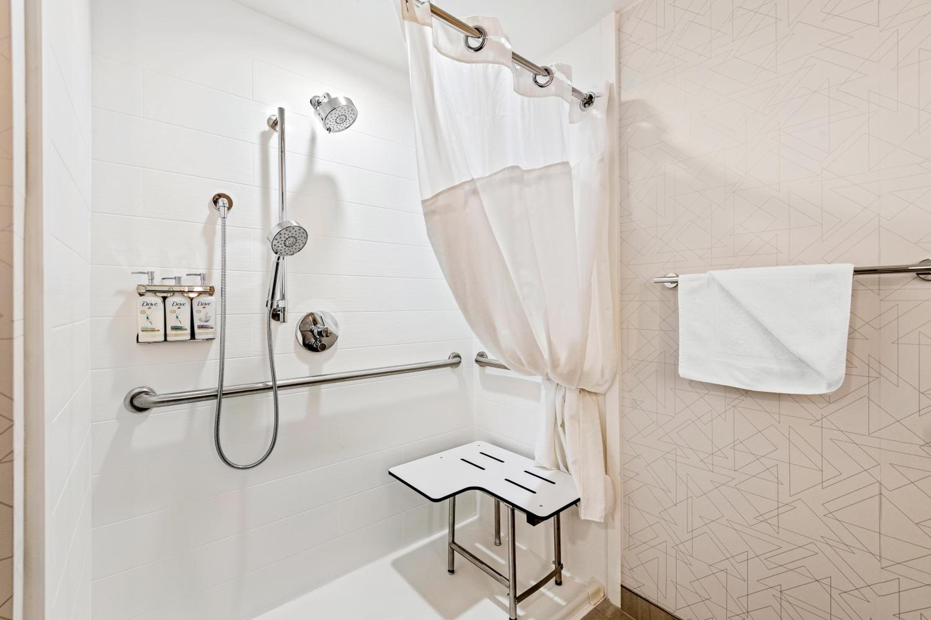 King Room - Hearing Accessible - Roll-in Shower - Photo 6