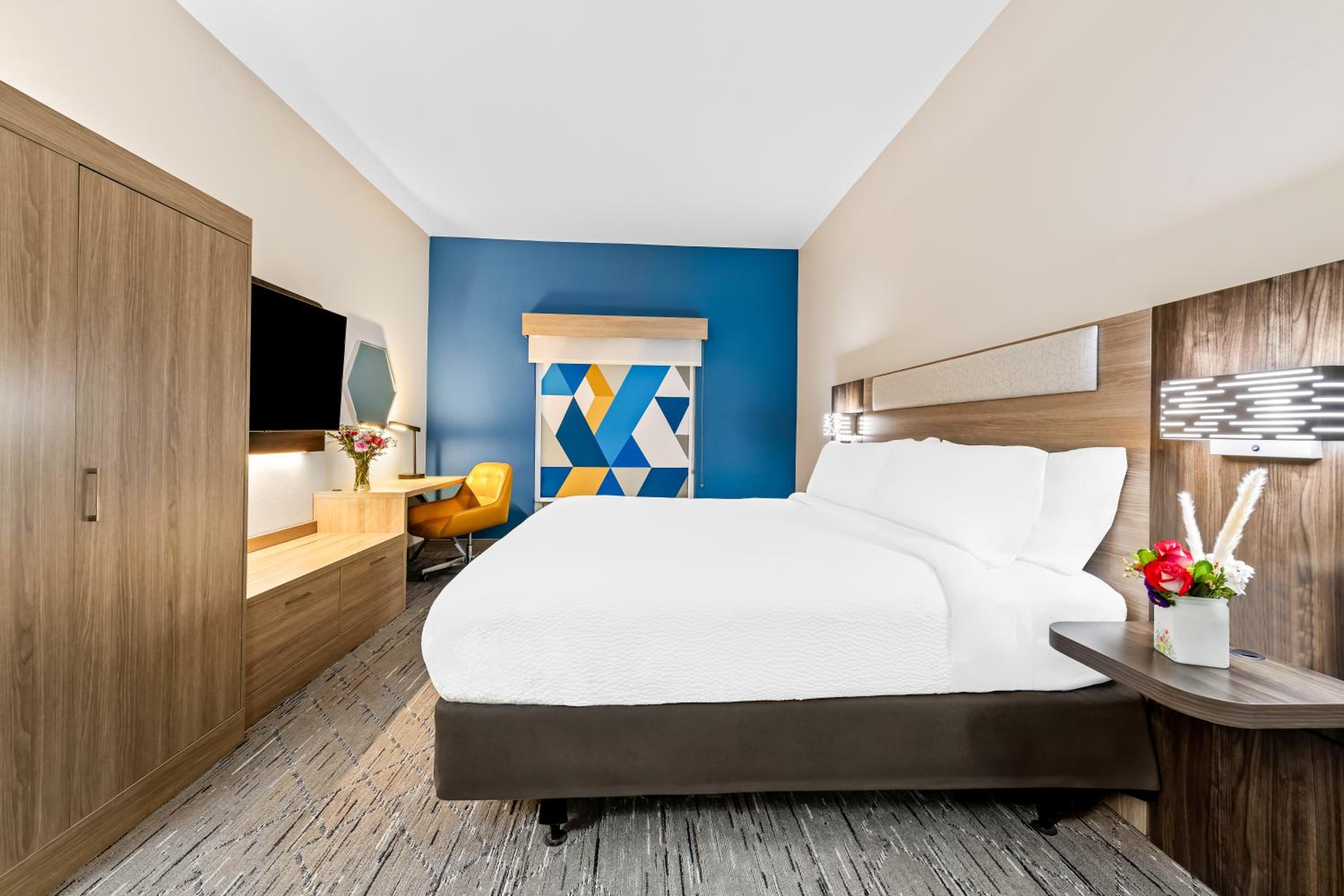 One-Bedroom Suite - Photo 3
